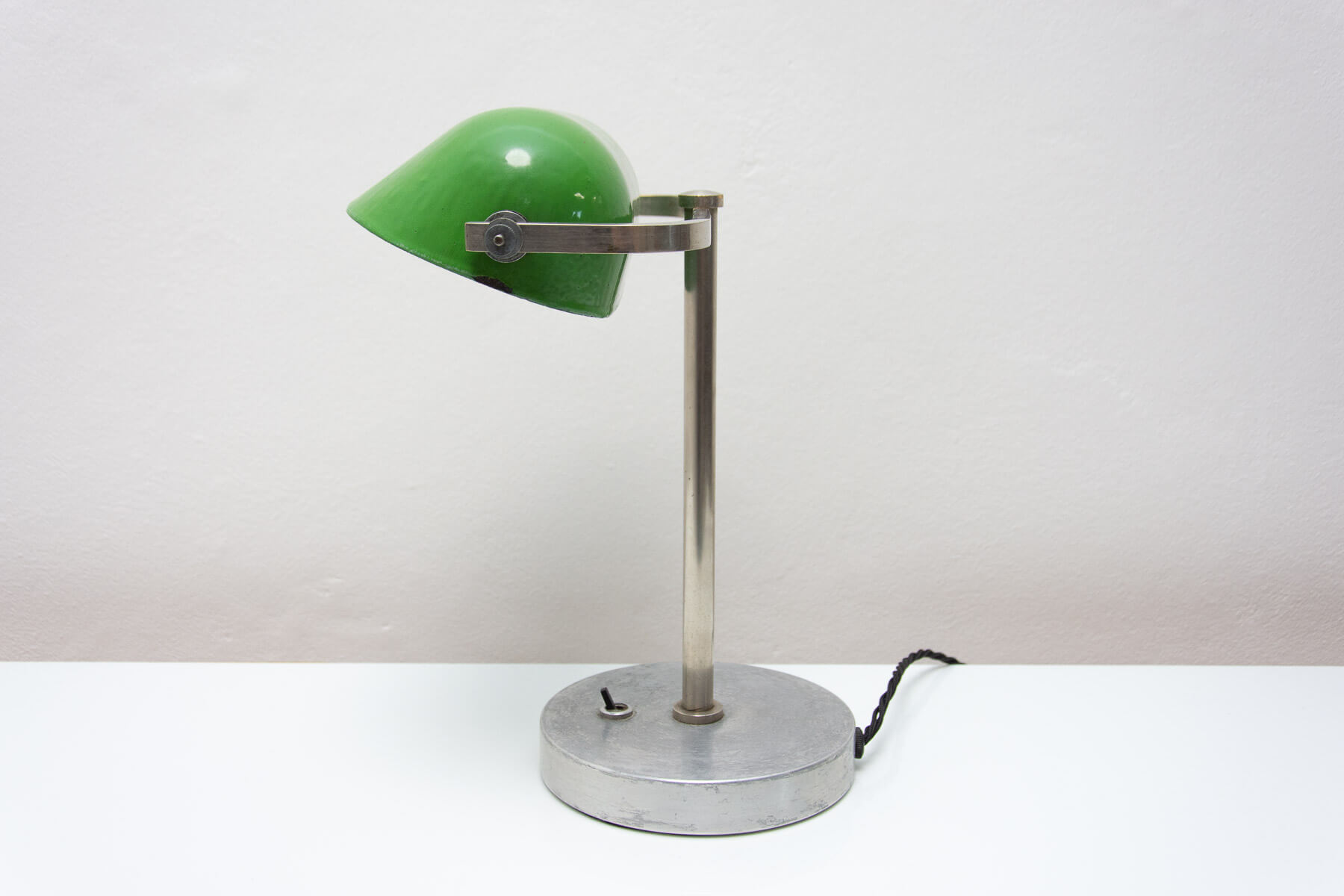 Lampada da tavolo ministeriale Art Déco in metallo cromato e verde, anni  '30