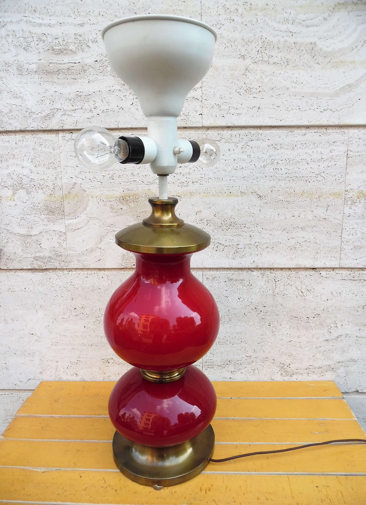 Burgundy glass and gilded metal table lamp, 1970s 2