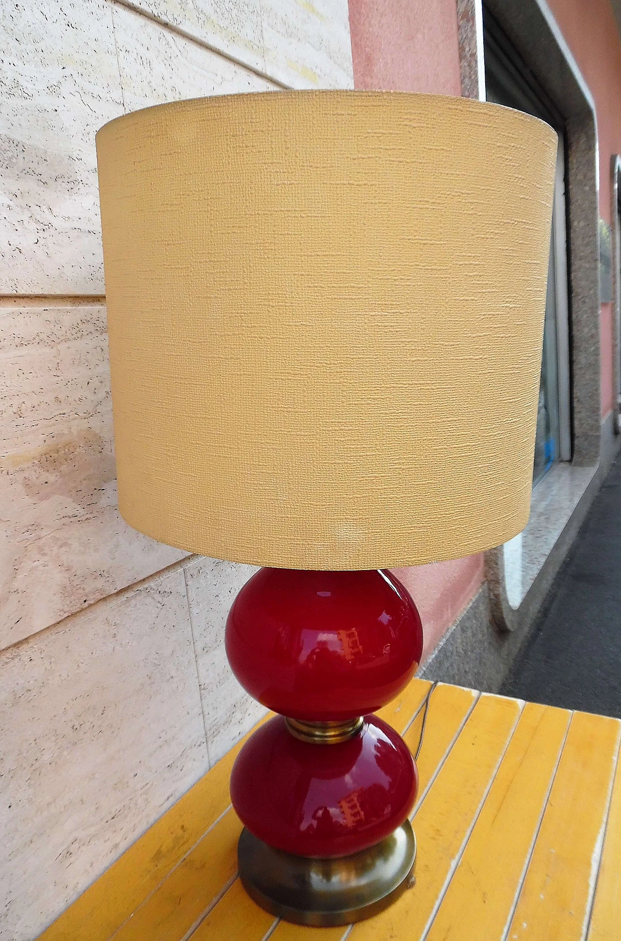 Burgundy glass and gilded metal table lamp, 1970s 3