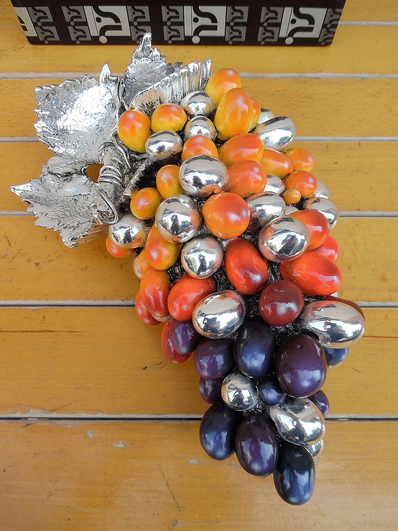 Metal bunch of grapes sculpture by Studio d'Arte Sagni 3