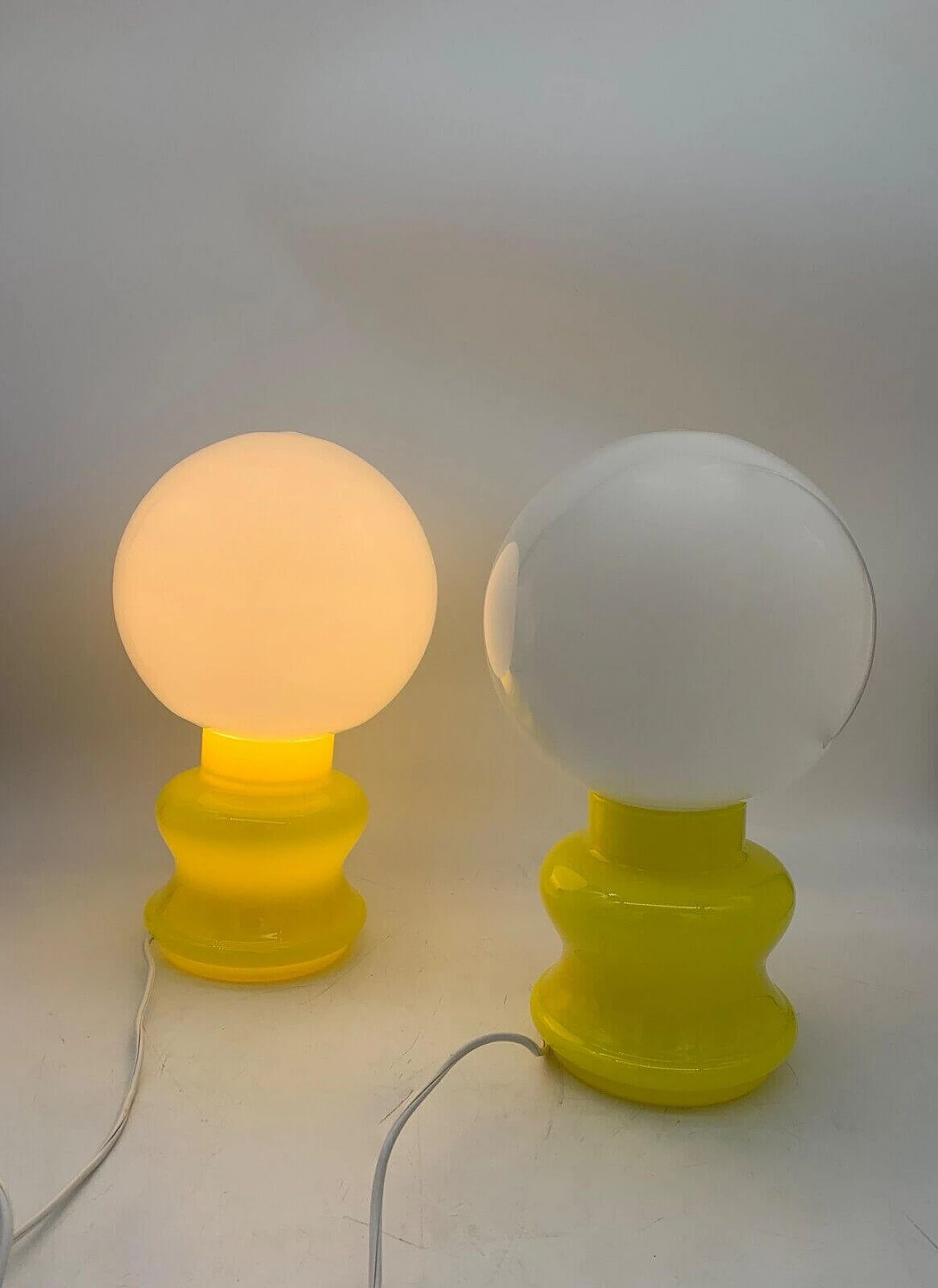 Pair of white and yellow Murano glass table lamps, 1970s 4