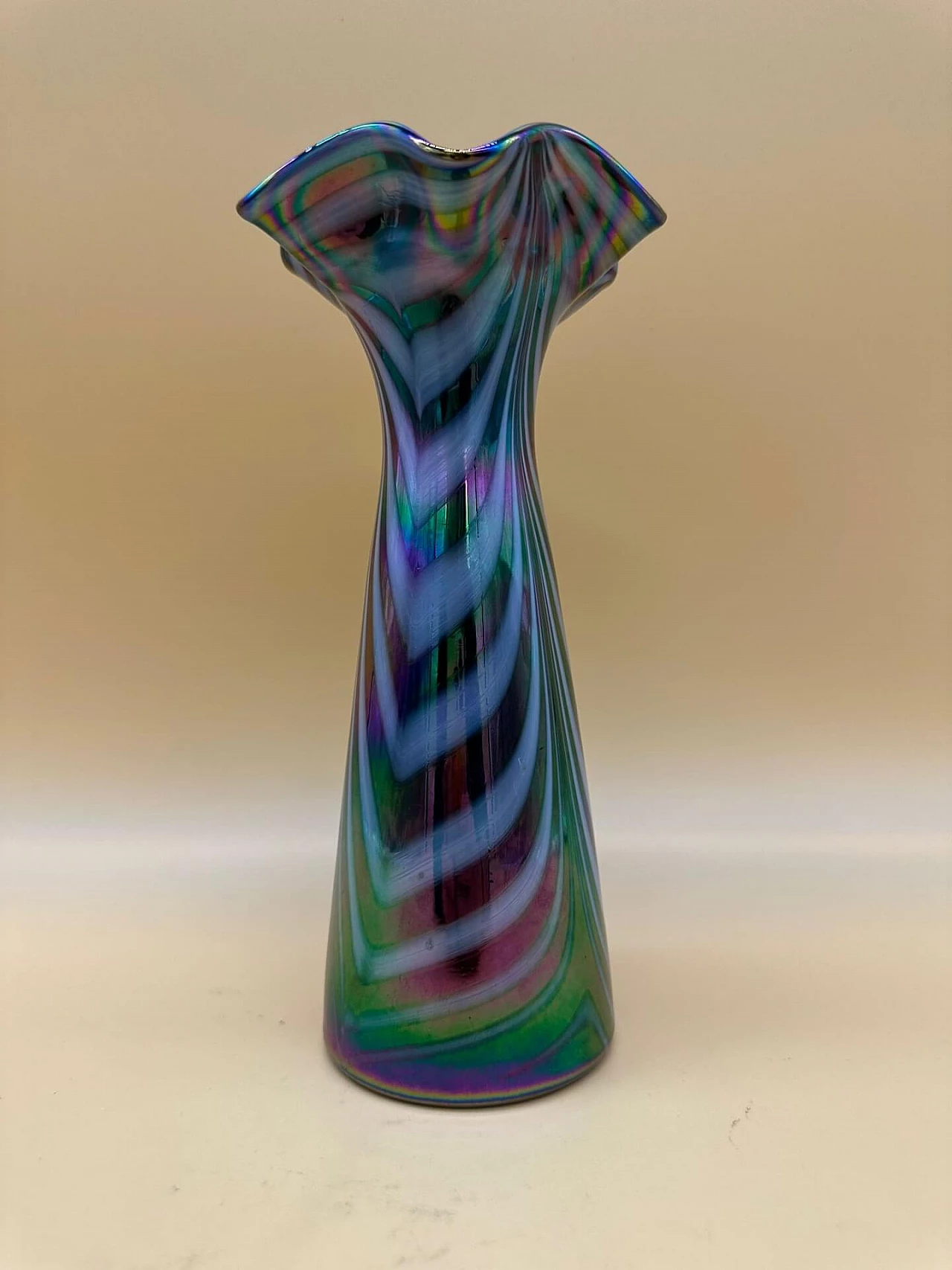 Iridescent glass vase with streaks, early 1900s 2