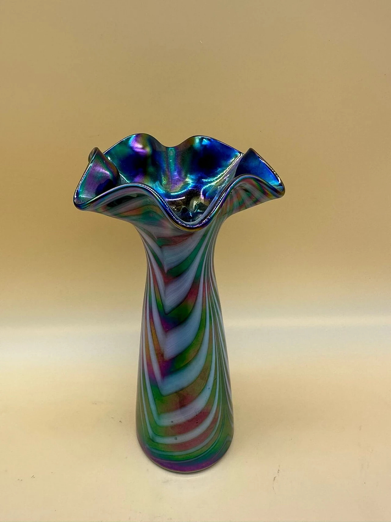 Iridescent glass vase with streaks, early 1900s 3