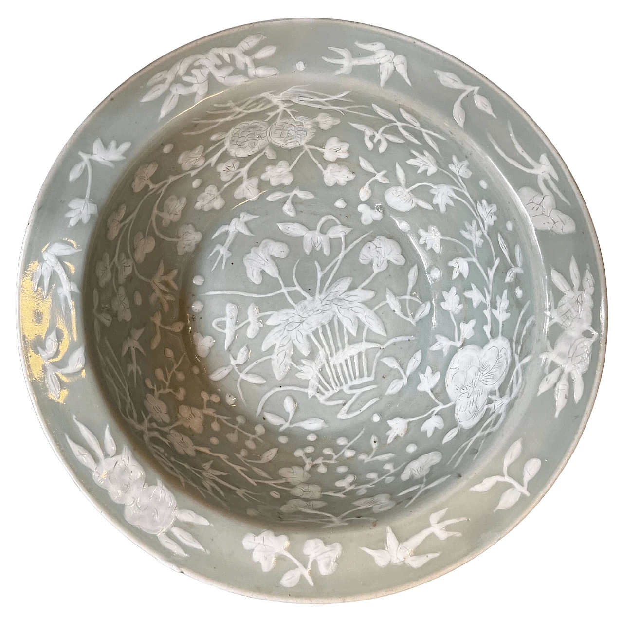 Piatto in ceramica Celadon con motivi floreali in rilievo, '800 5
