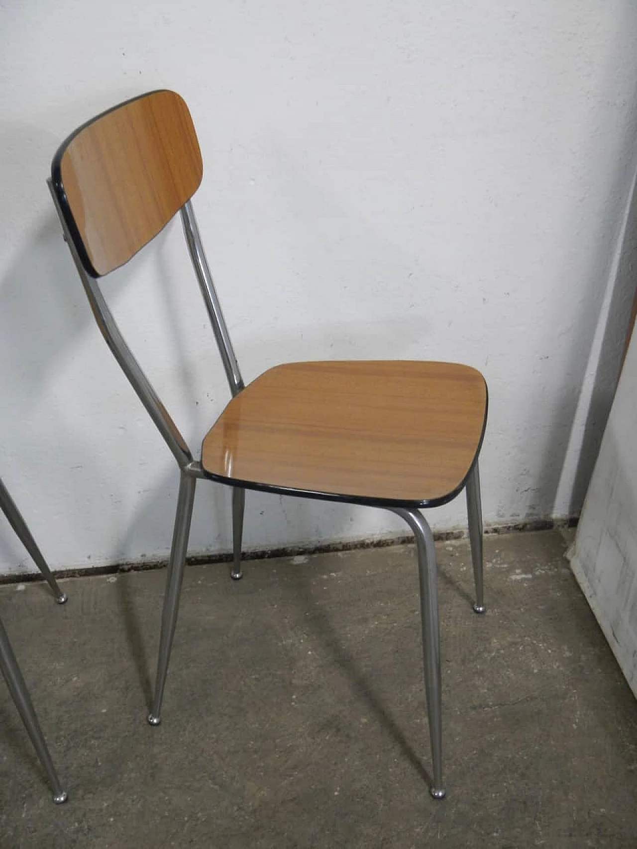 4 Sedie in formica marrone con struttura in metallo, anni '50 5