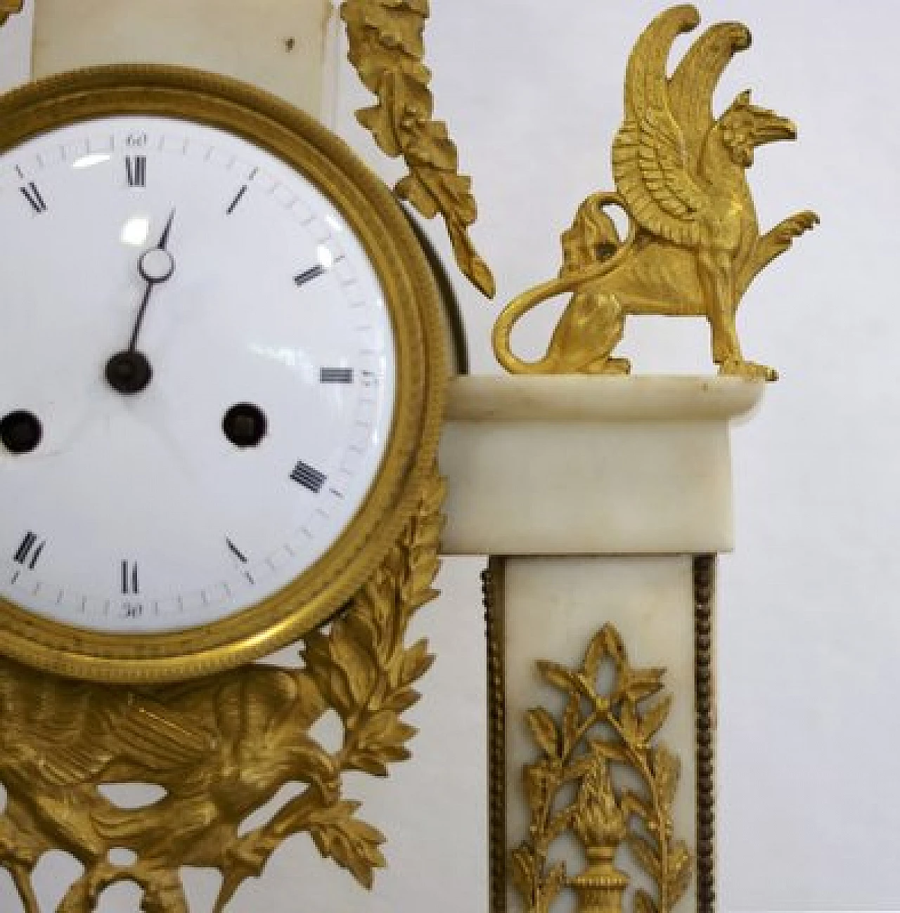 Louis XVI white marble and gilded bronze table clock, 18th century 3