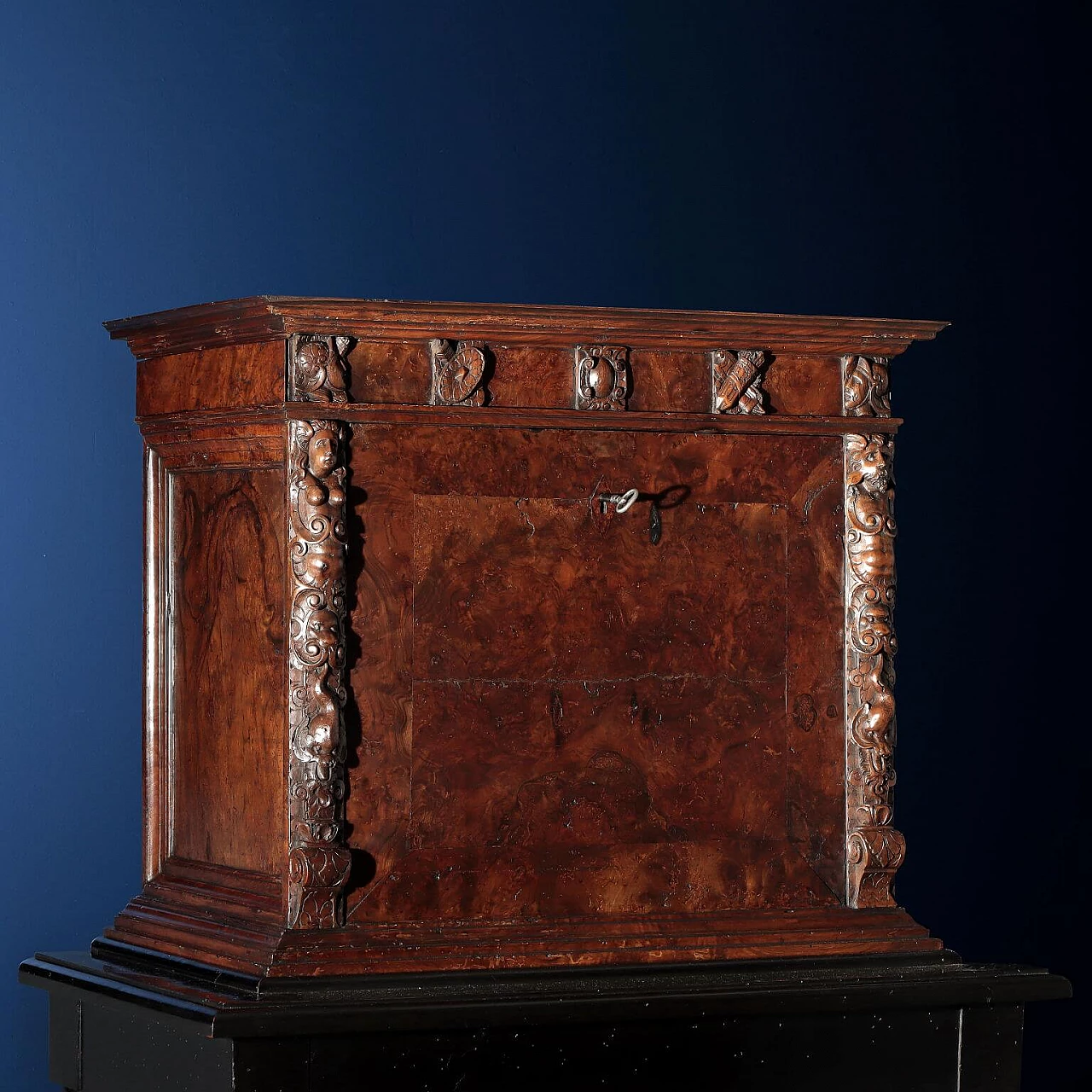 Tuscan Baroque cabinet in walnut root, 1500s 1