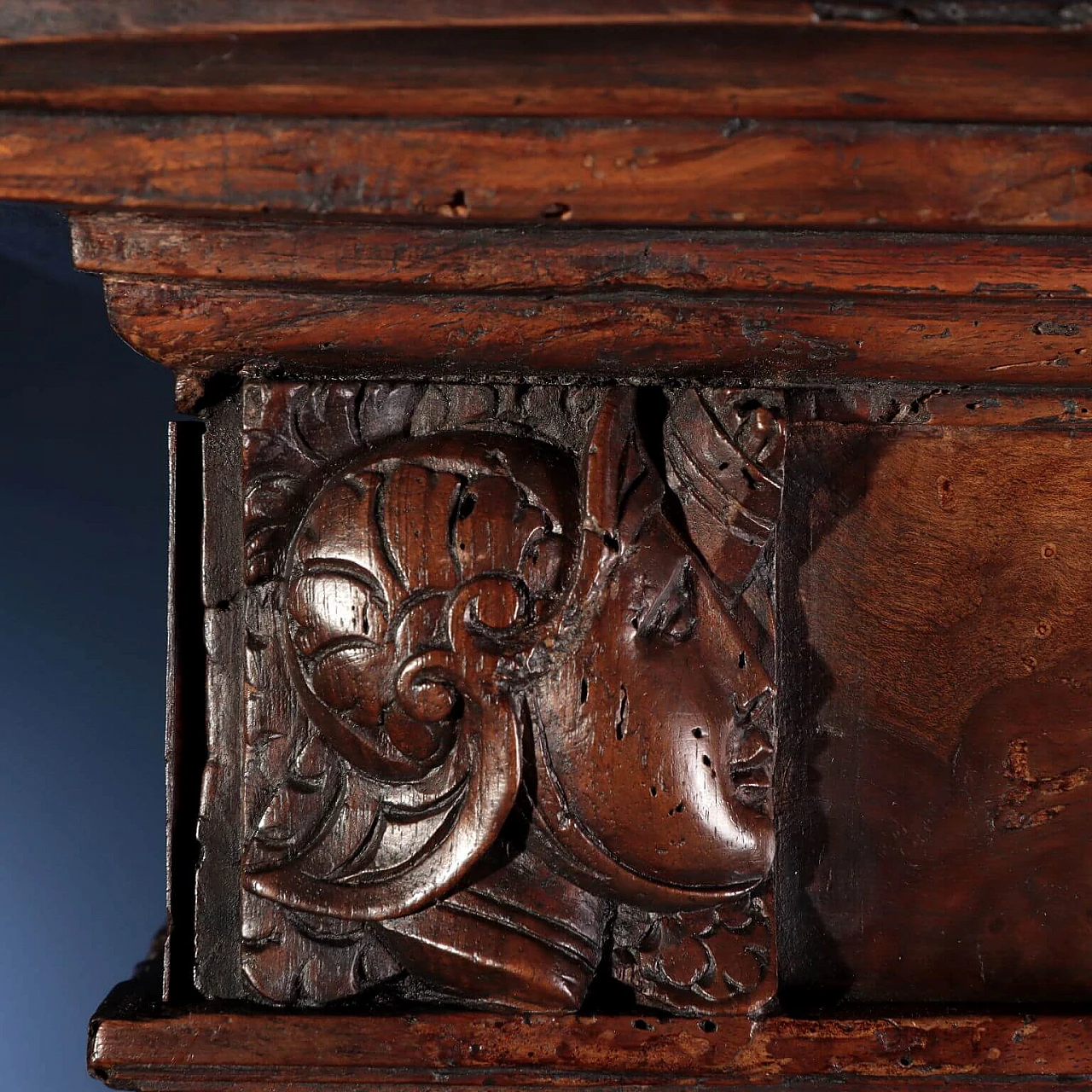 Tuscan Baroque cabinet in walnut root, 1500s 2