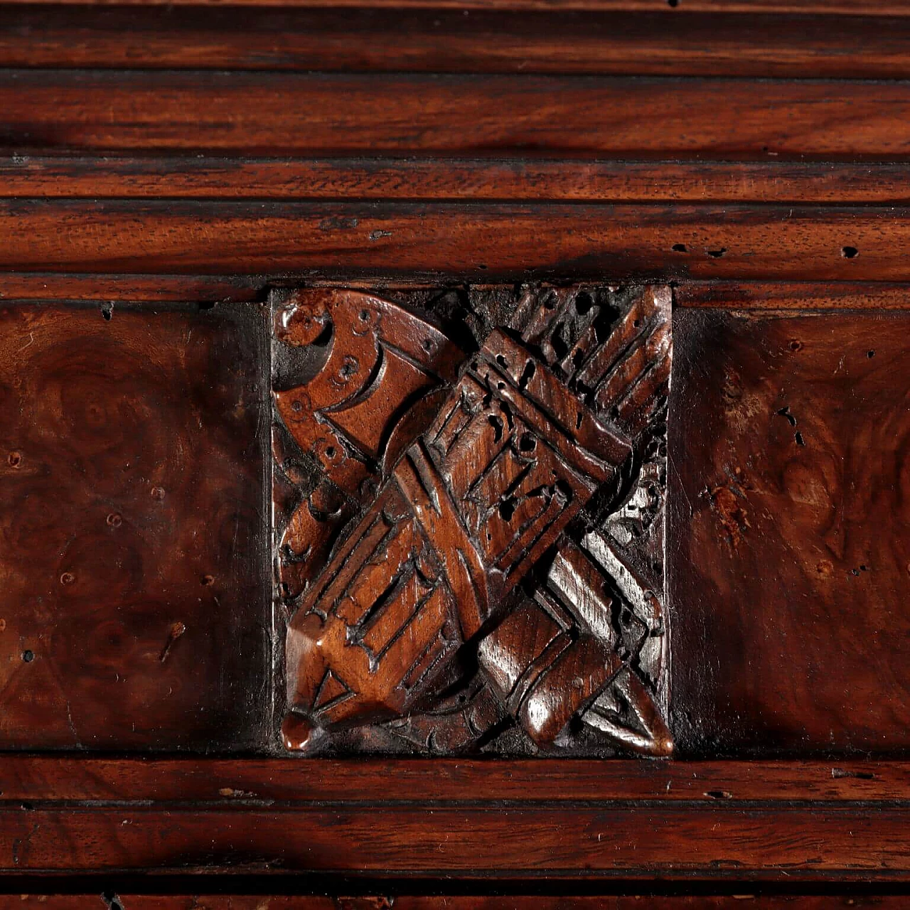 Tuscan Baroque cabinet in walnut root, 1500s 3