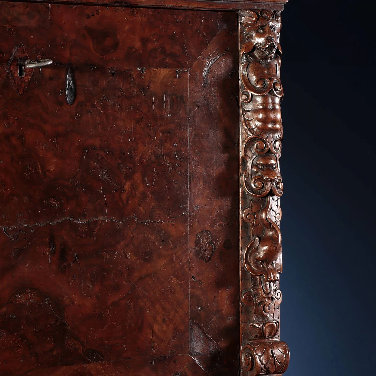 Tuscan Baroque cabinet in walnut root, 1500s 7