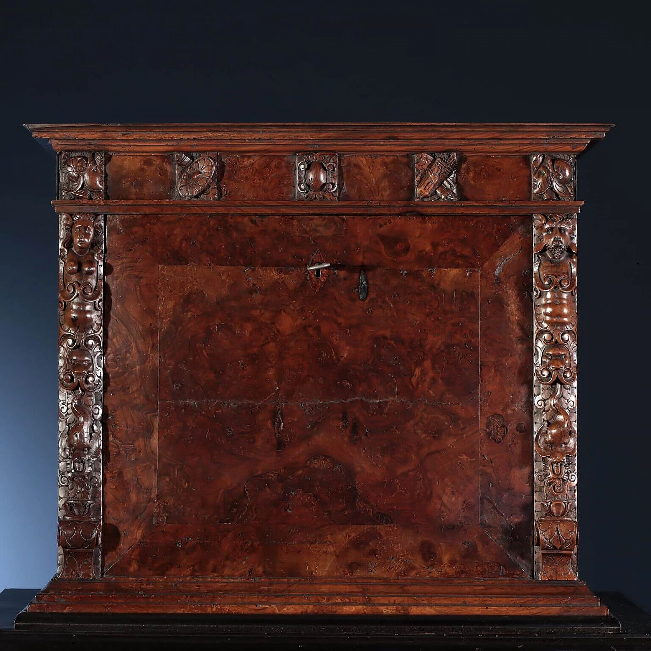 Tuscan Baroque cabinet in walnut root, 1500s 8