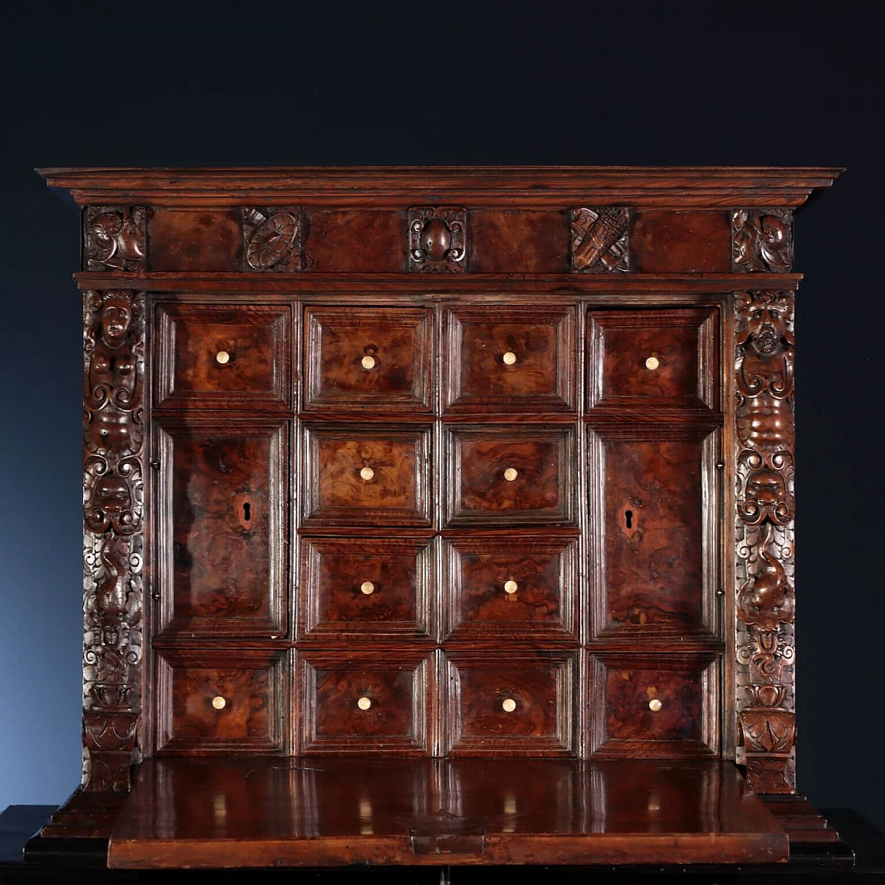 Tuscan Baroque cabinet in walnut root, 1500s 9