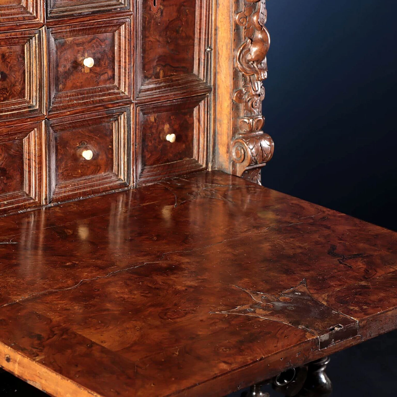 Tuscan Baroque cabinet in walnut root, 1500s 10