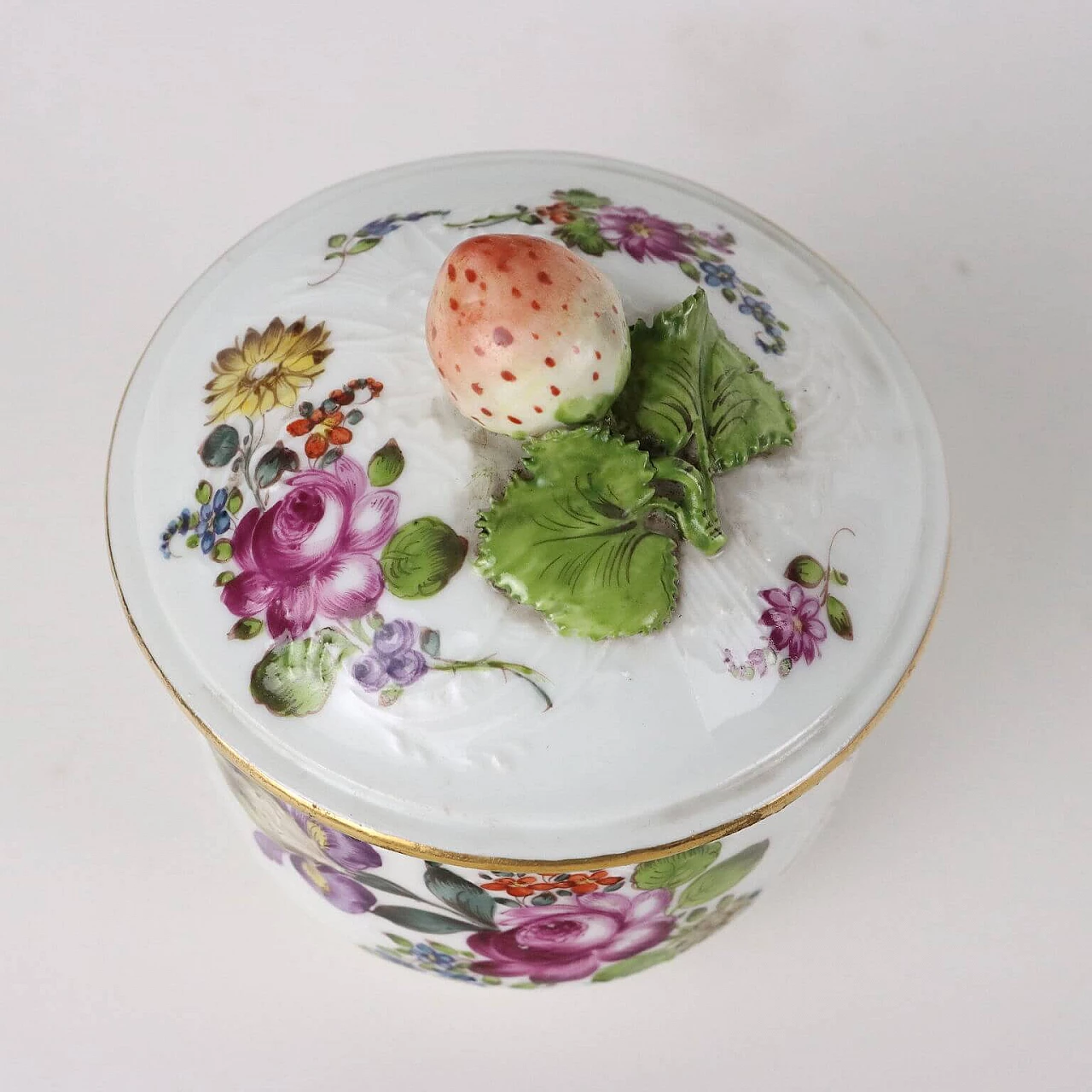 Porcelain sugar bowl with floral motif and strawberry, 19th century 4