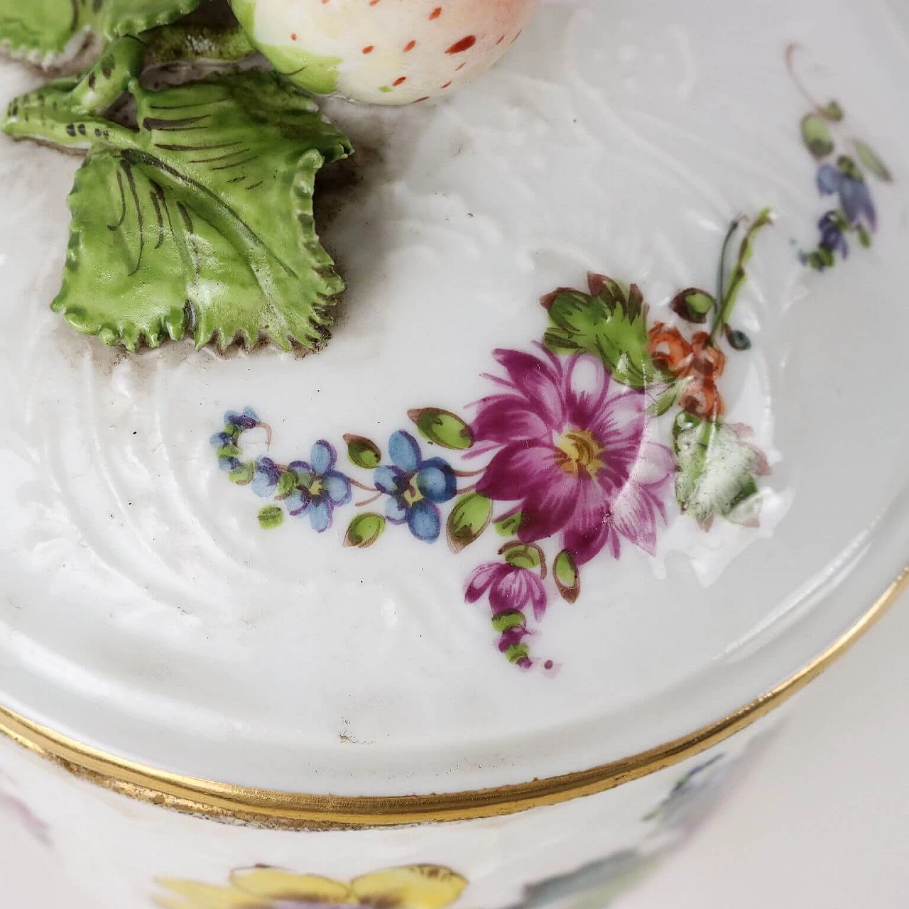 Porcelain sugar bowl with floral motif and strawberry, 19th century 5