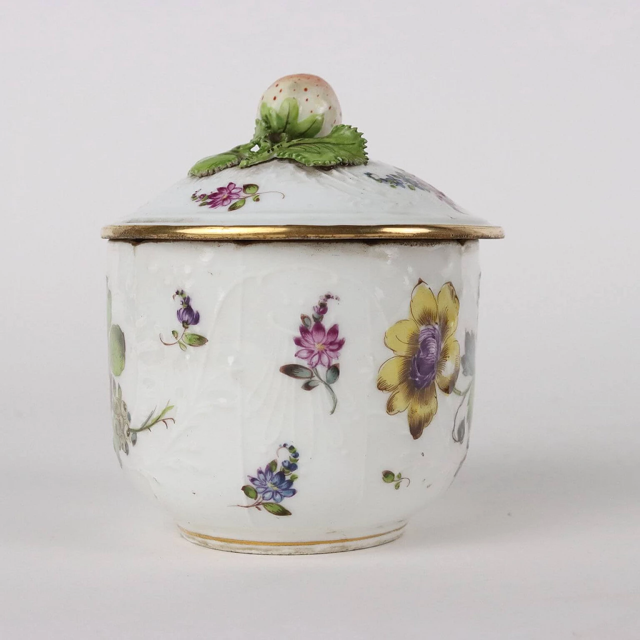 Porcelain sugar bowl with floral motif and strawberry, 19th century 6