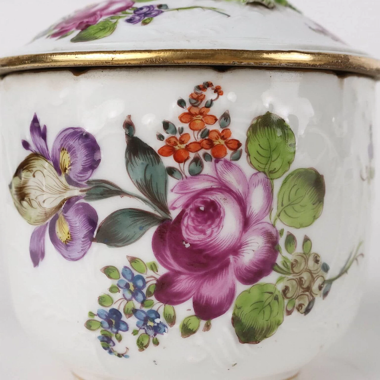 Porcelain sugar bowl with floral motif and strawberry, 19th century 7