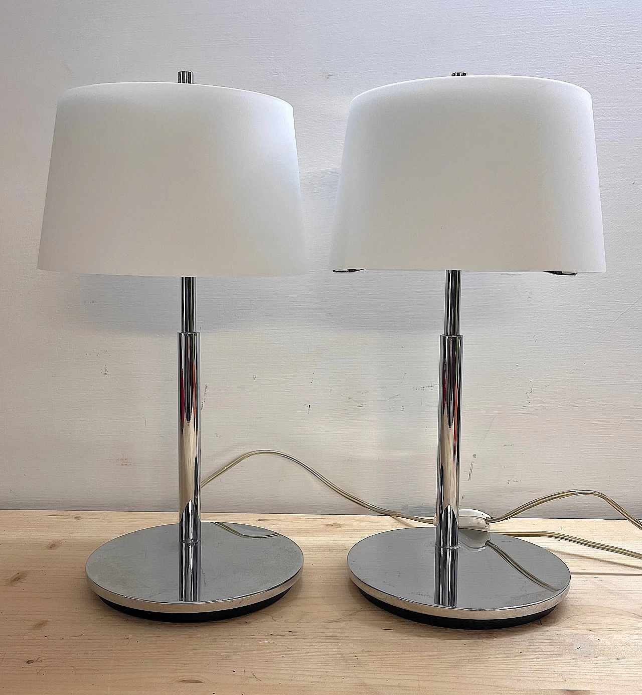 Pair of table lamps in chrome-plated steel and frosted glass by Fontana Arte, 2000s 1