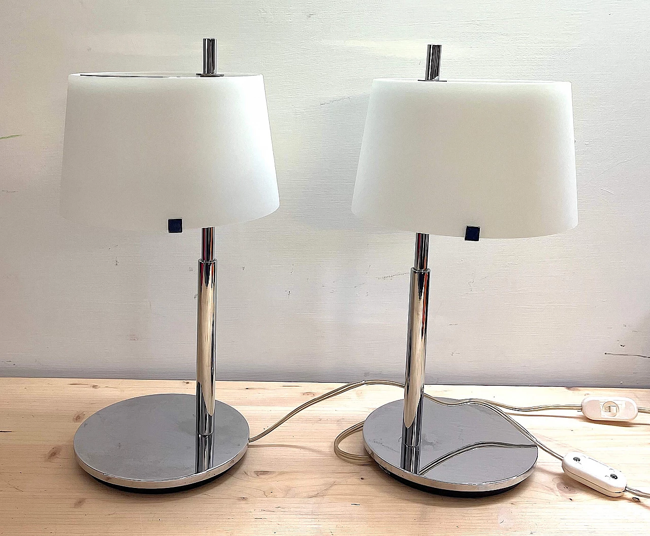 Pair of table lamps in chrome-plated steel and frosted glass by Fontana Arte, 2000s 2