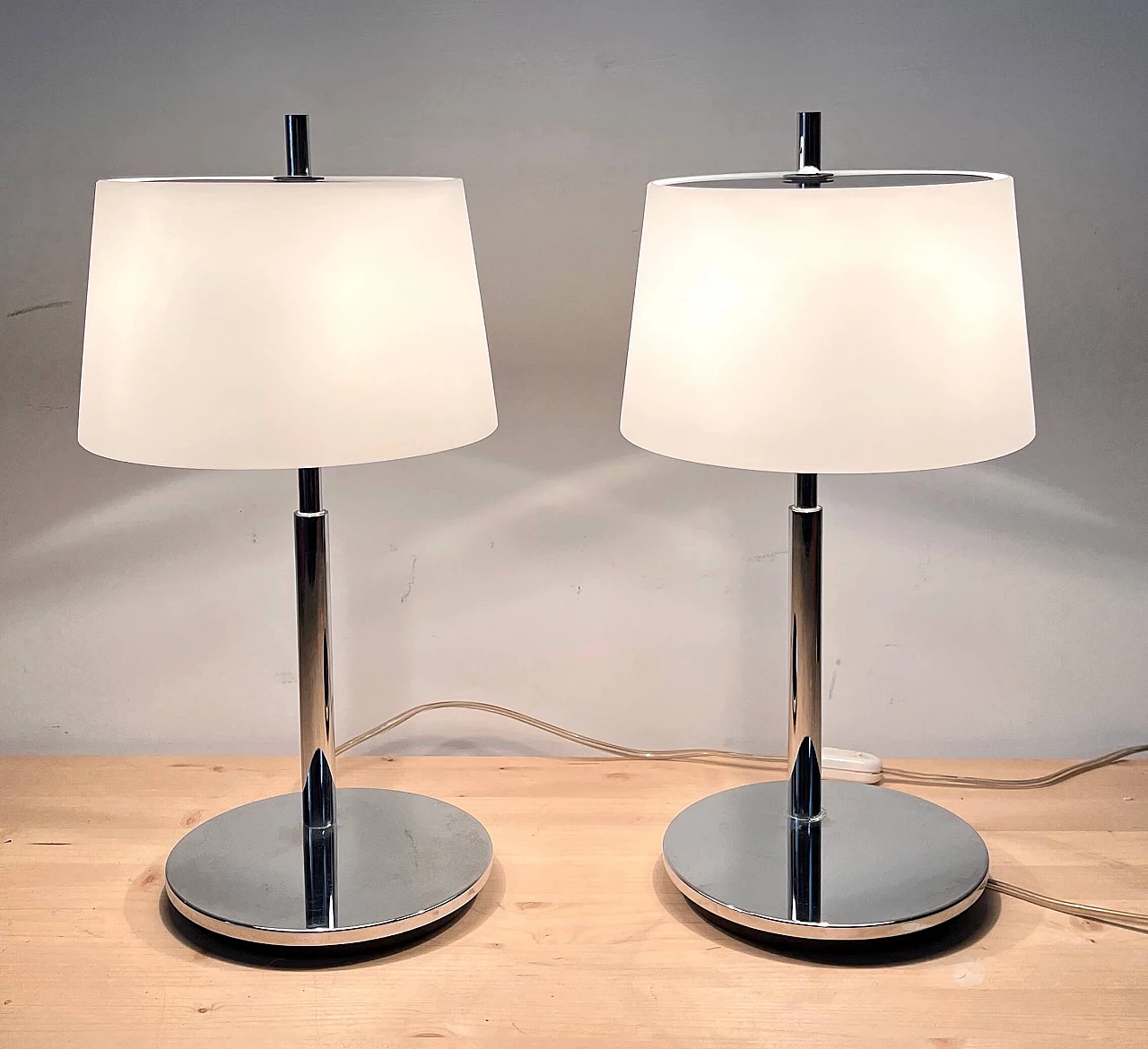 Pair of table lamps in chrome-plated steel and frosted glass by Fontana Arte, 2000s 17