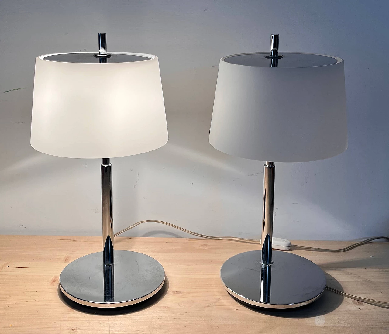 Pair of table lamps in chrome-plated steel and frosted glass by Fontana Arte, 2000s 18