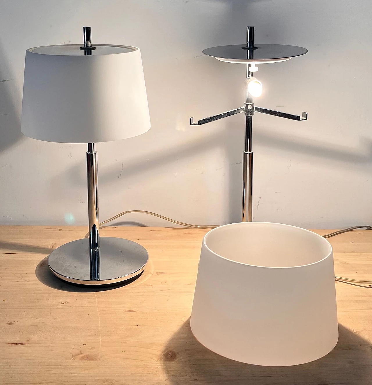 Pair of table lamps in chrome-plated steel and frosted glass by Fontana Arte, 2000s 20