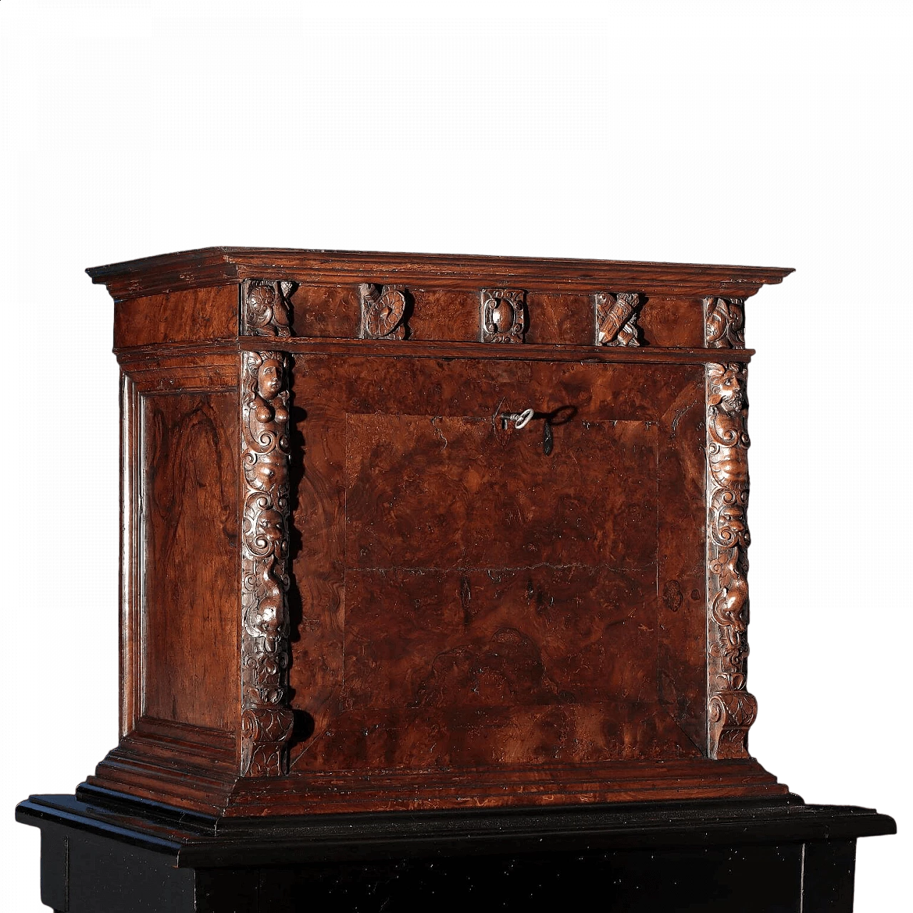 Tuscan Baroque cabinet in walnut root, 1500s 11