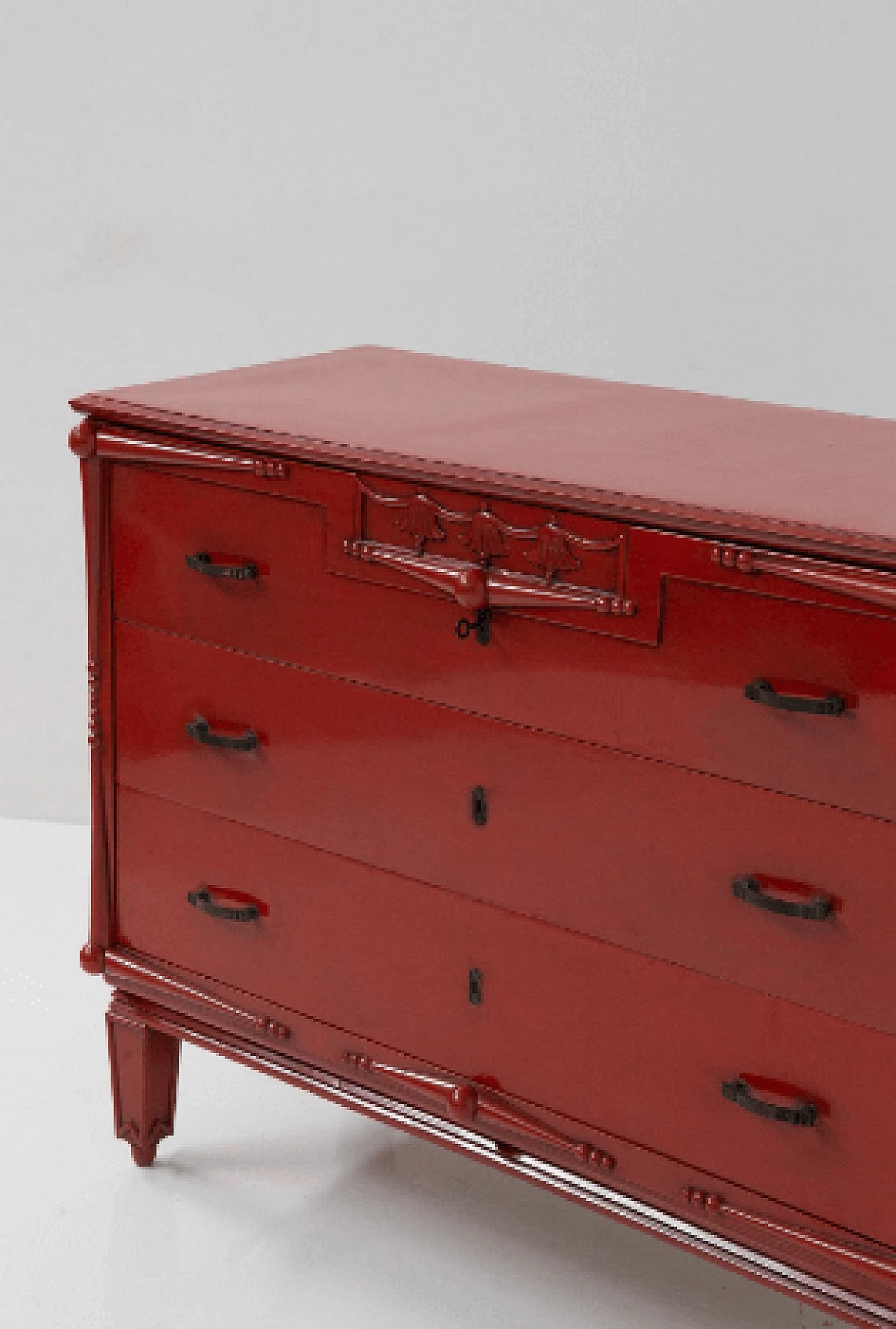 Red lacquered wood dresser attributed to Piero Portaluppi, early 20th century 3