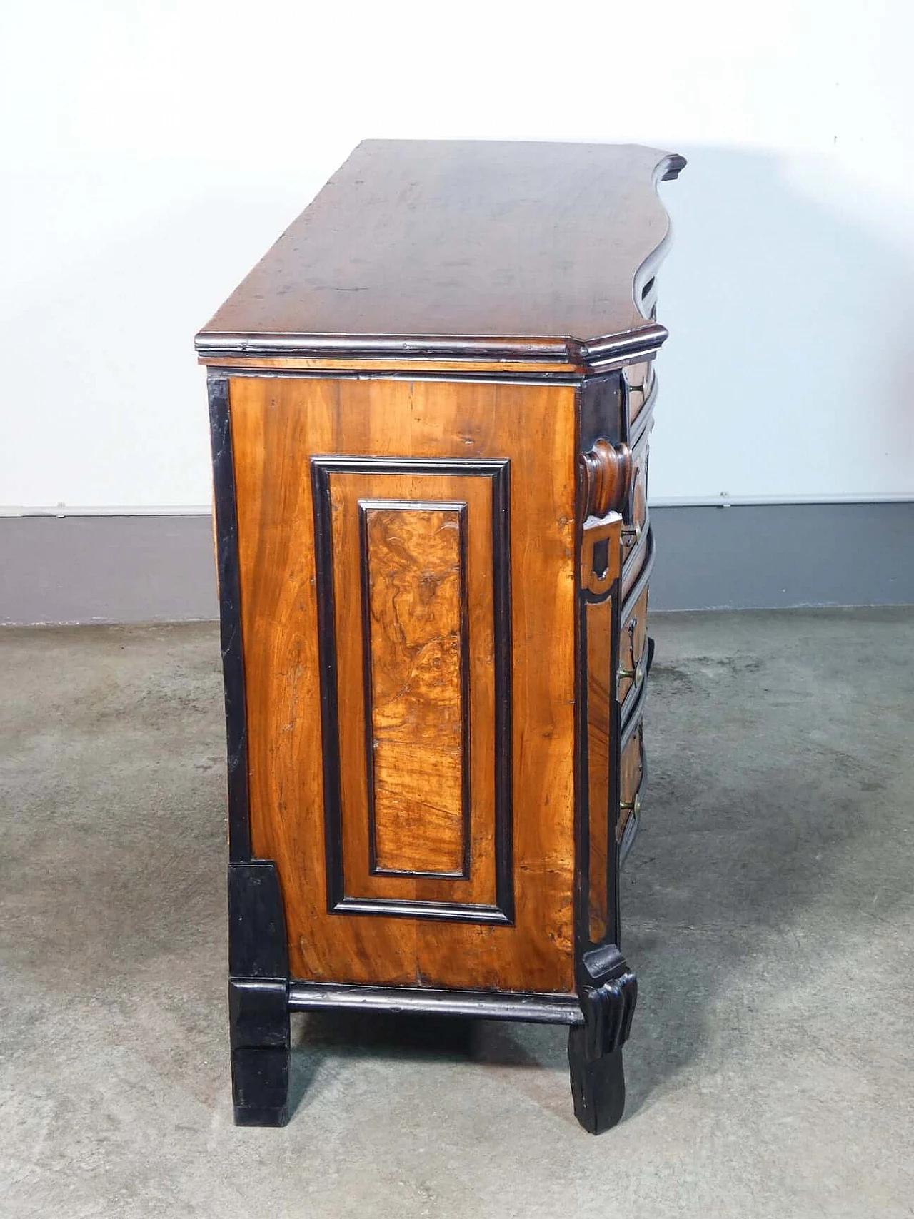 Louis XIV chest of drawers in wood and walnut root with ebonised details, 18th century 6