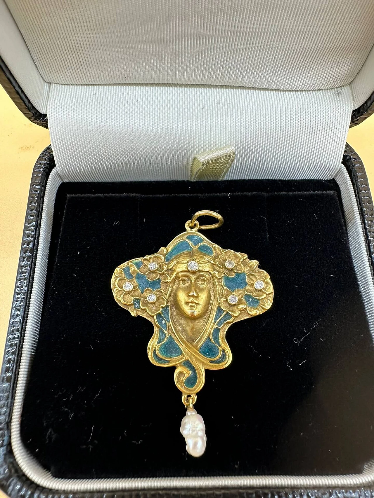 Art Nouveau pendant with woman's face in gold with diamonds and river pearl, early 1900s 1