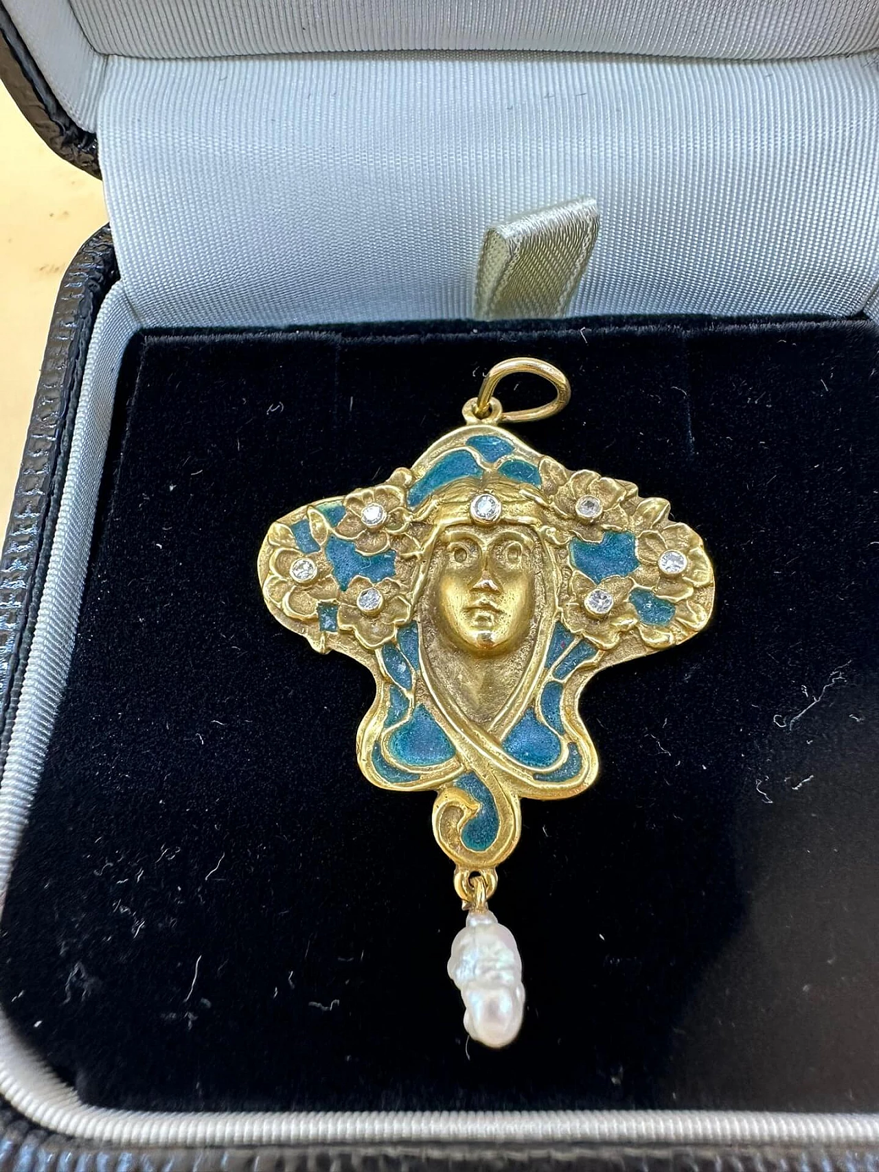 Art Nouveau pendant with woman's face in gold with diamonds and river pearl, early 1900s 2