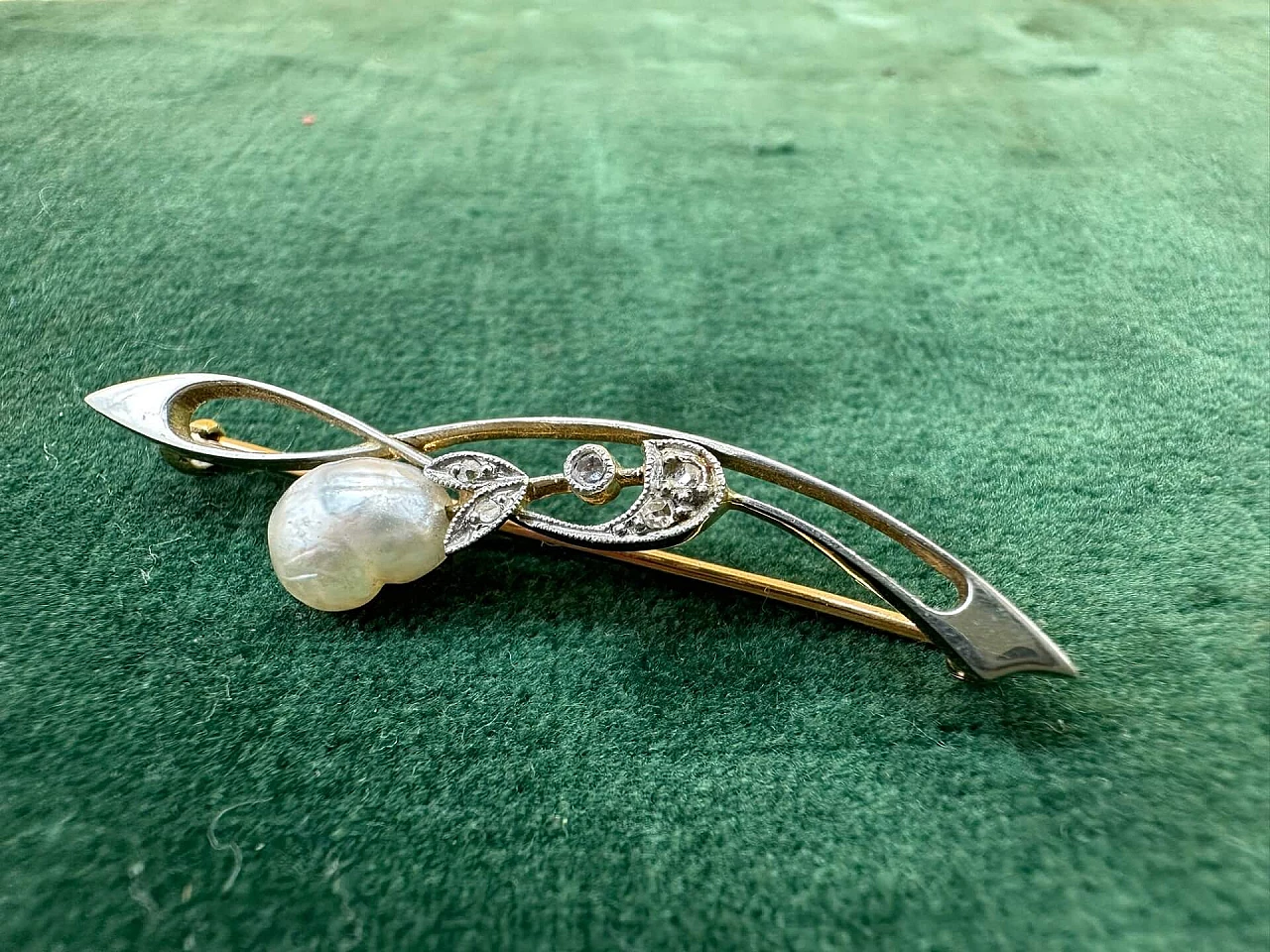 White and yellow gold brooch with rhinestones and river pearl, early 1900s 2