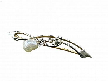 White and yellow gold brooch with rhinestones and river pearl, early 1900s