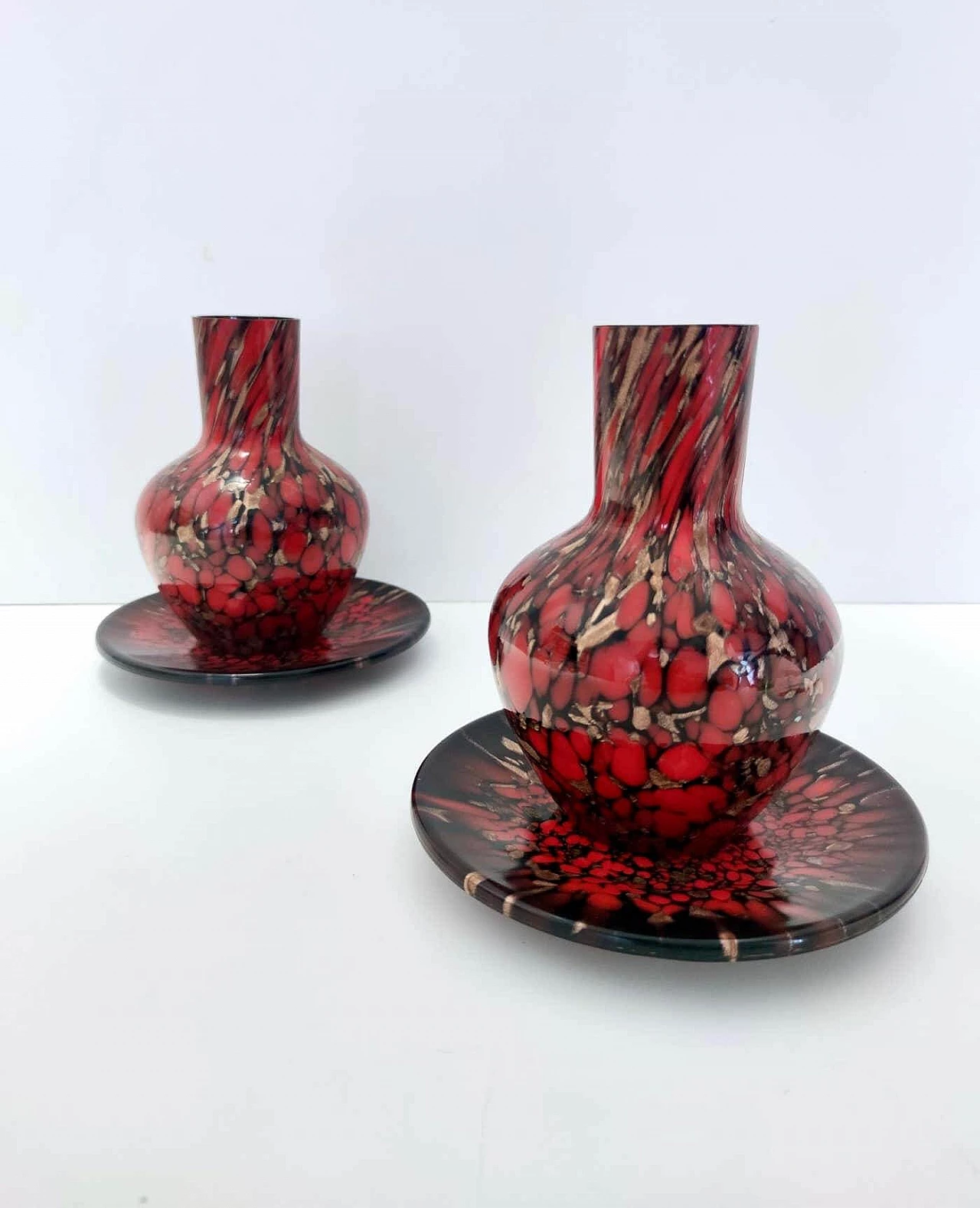 Pair of black and red Murano glass vases and plates with bronze aventurine by Vincenzo Nason, 1960s 5