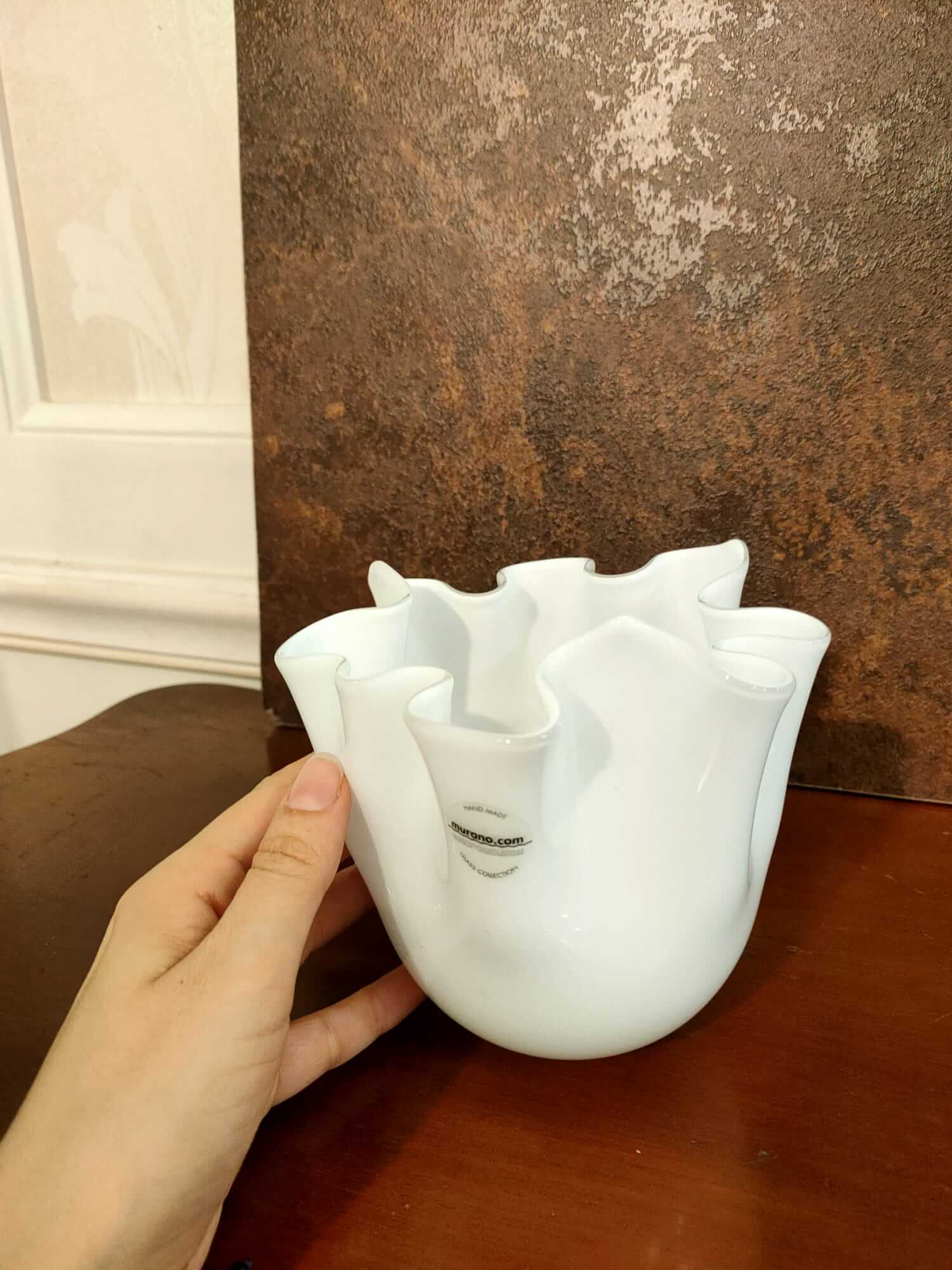 Vaso Fazzoletto in vetro di Murano opalino bianco