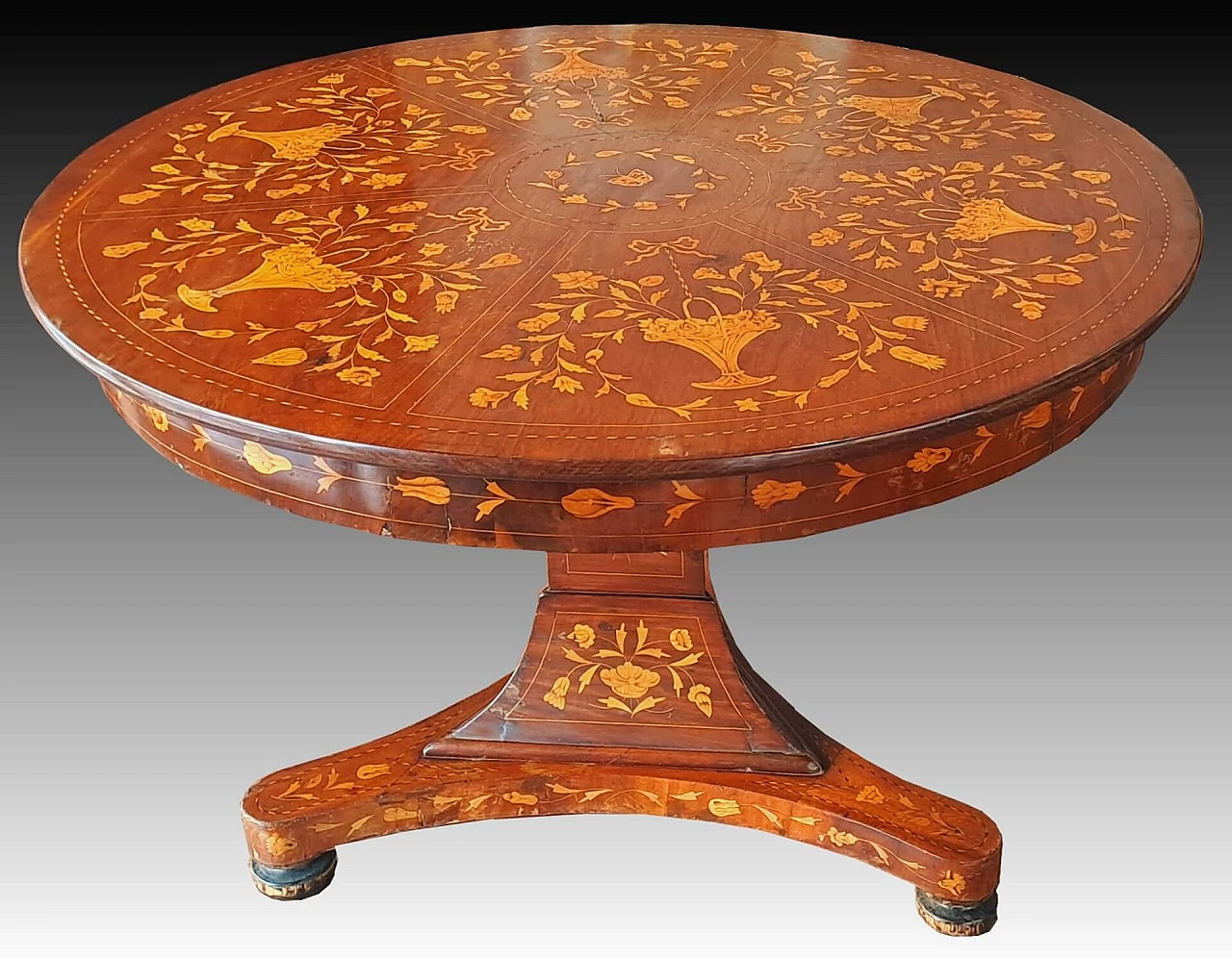 Mahogany circular table with maple inlays, second half of the 19th century 3