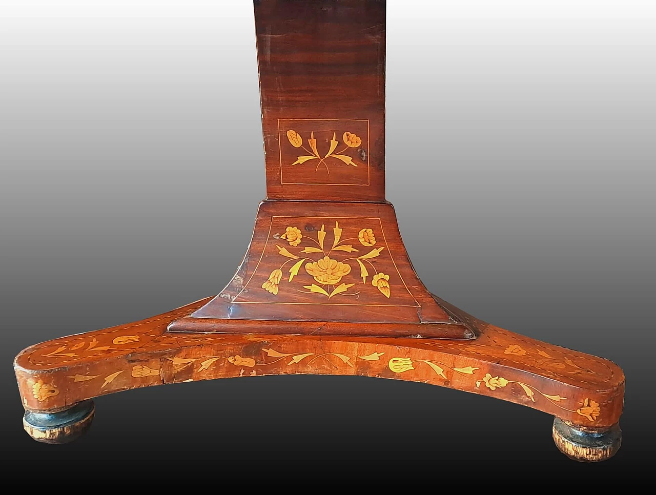 Mahogany circular table with maple inlays, second half of the 19th century 9