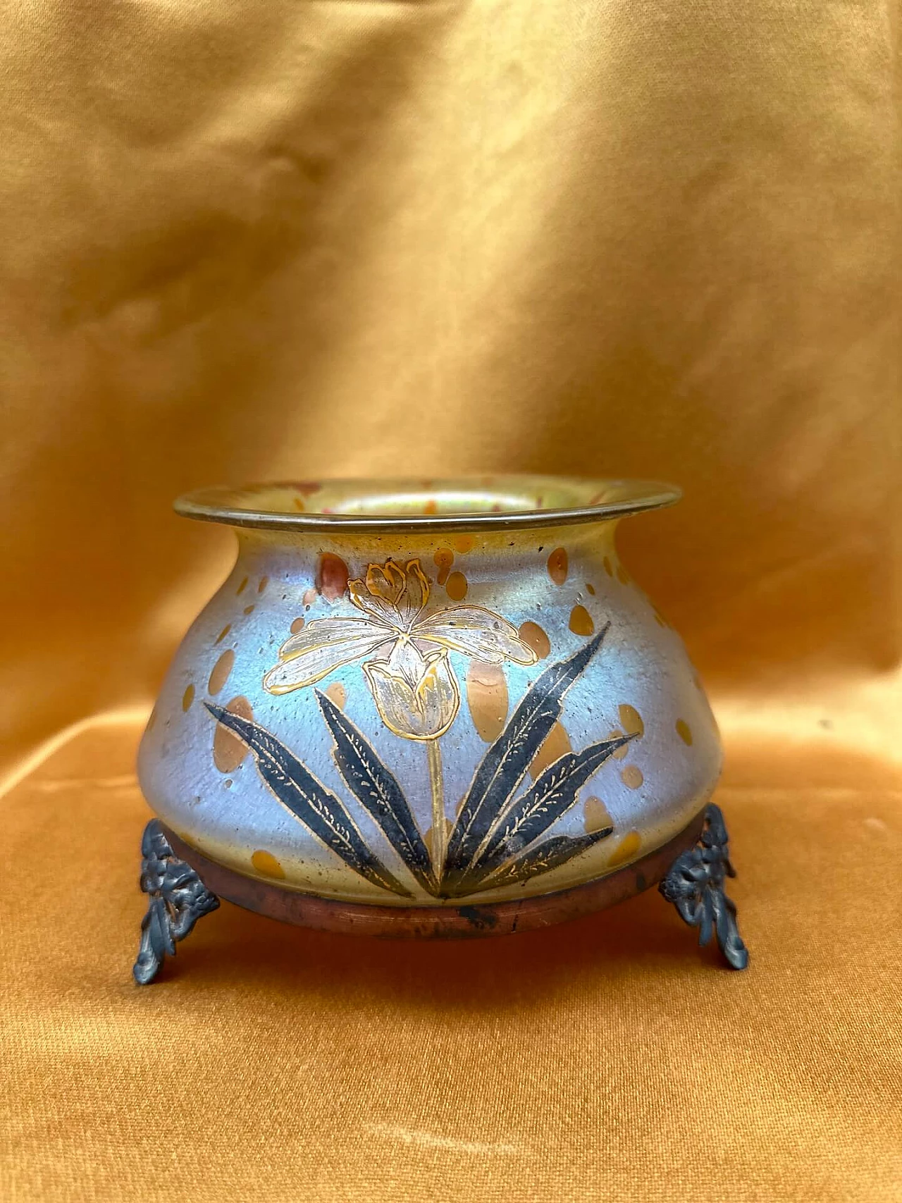 Iridescent glass vase with orchid and three flower feet in Lutz style, early 20th century 2