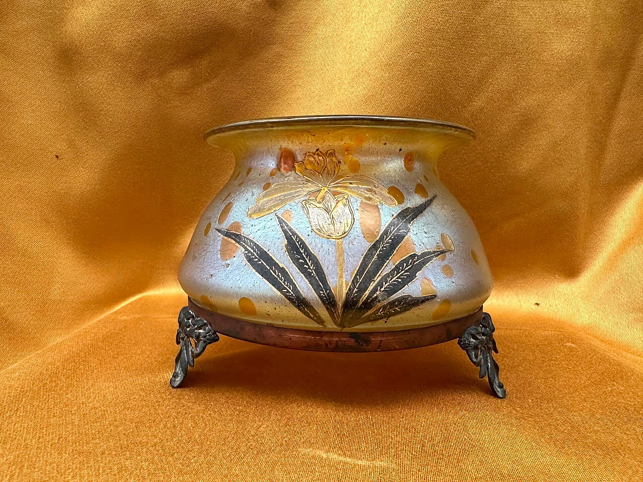 Iridescent glass vase with orchid and three flower feet in Lutz style, early 20th century 3