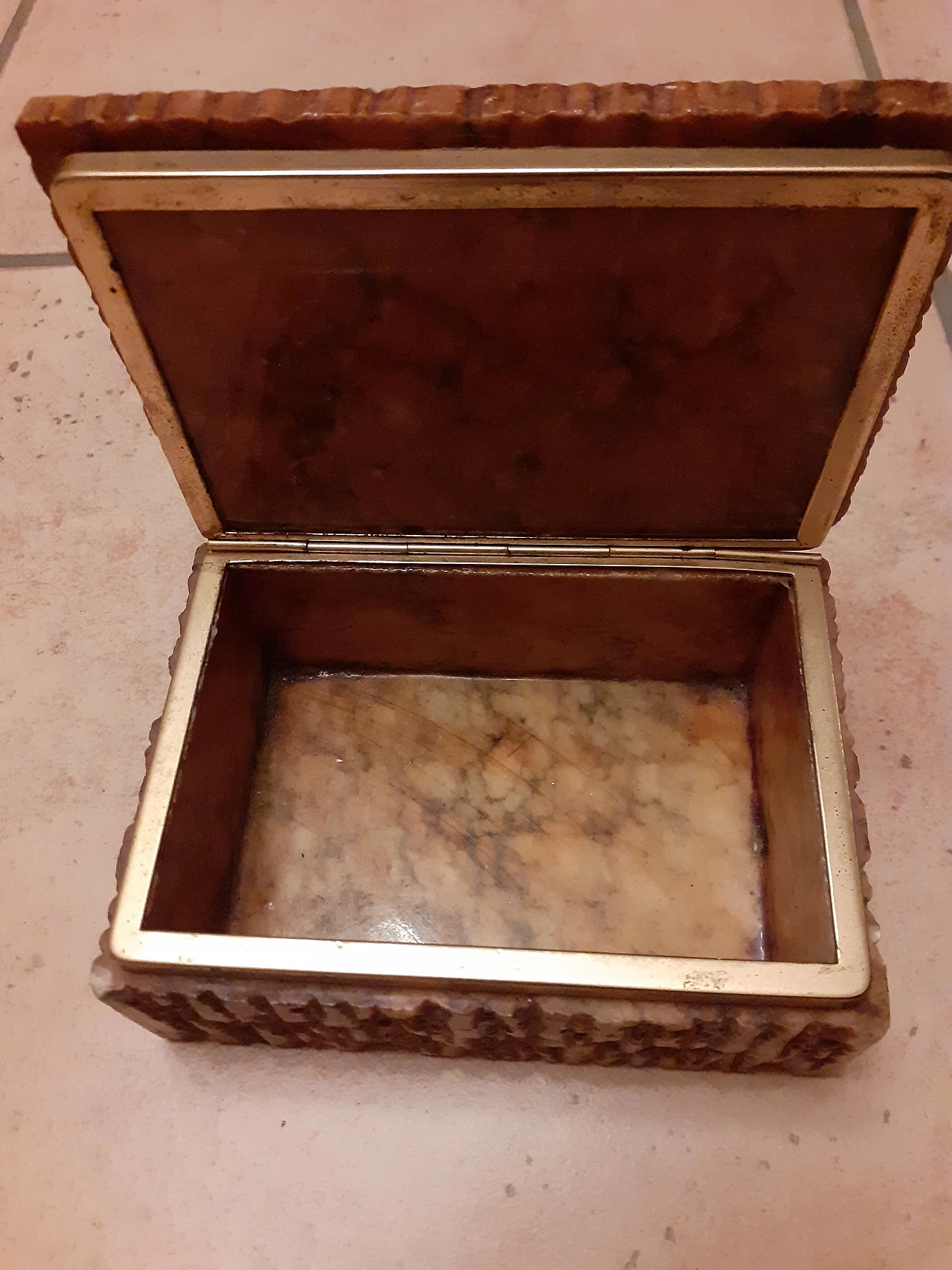 Cigarette case in alabaster and brass, 1970s 9