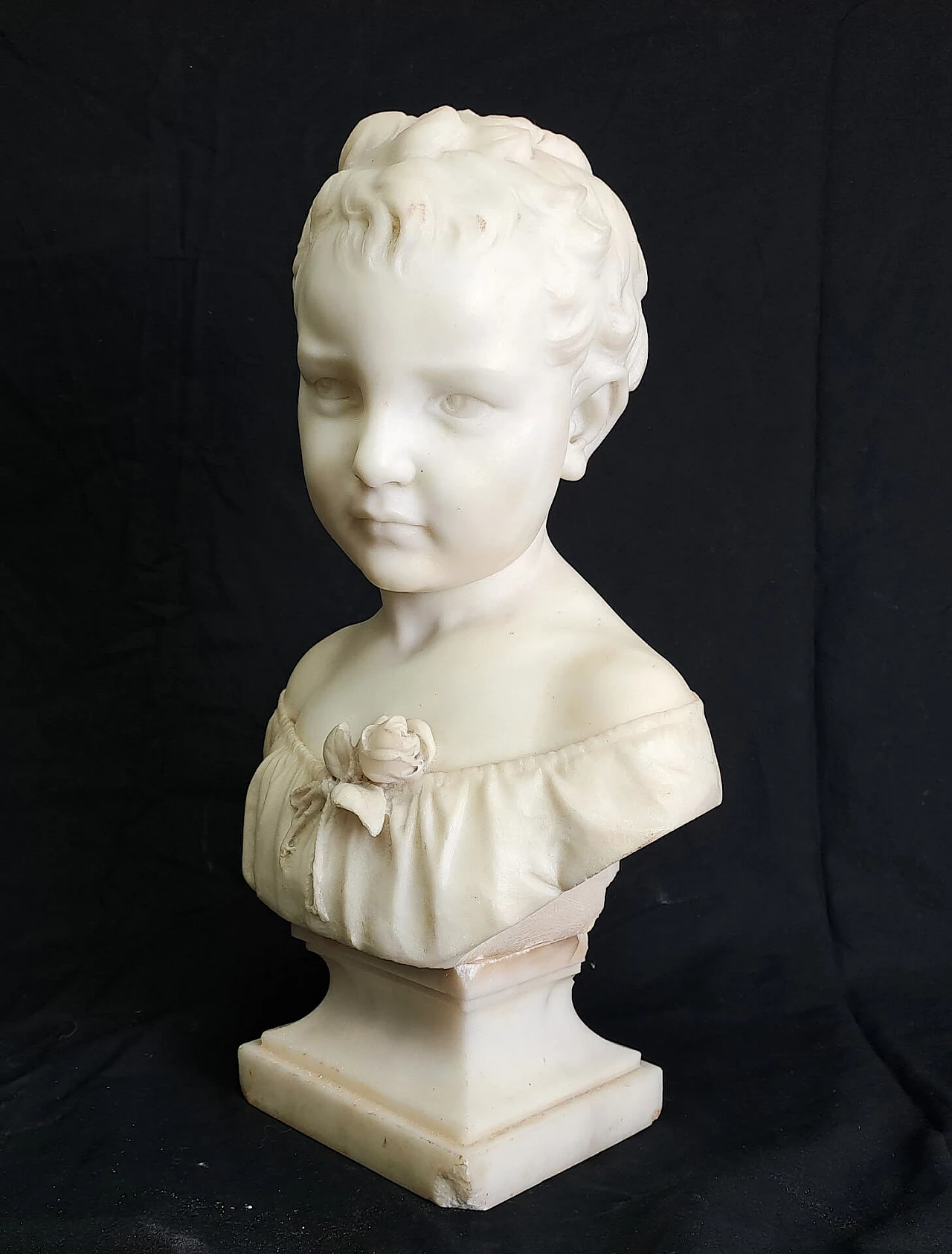 Busto in marmo bianco raffigurante una bambina di J. Hoffmann, '800 1