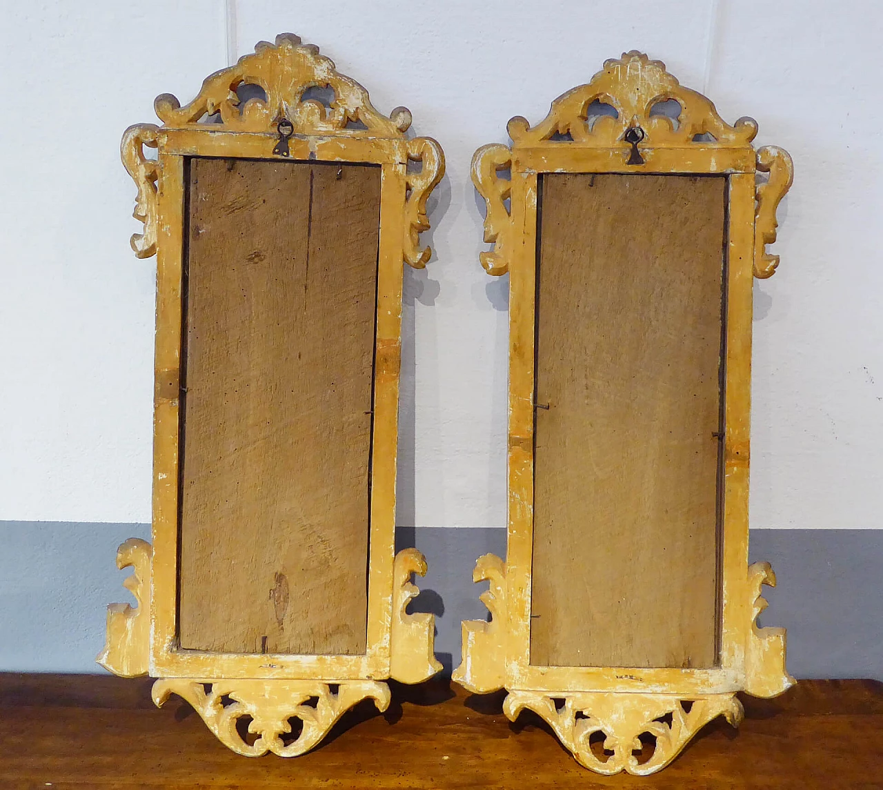 Pair of ventoline with carved and gilded wooden mecha frame, second half of the 18th century 4