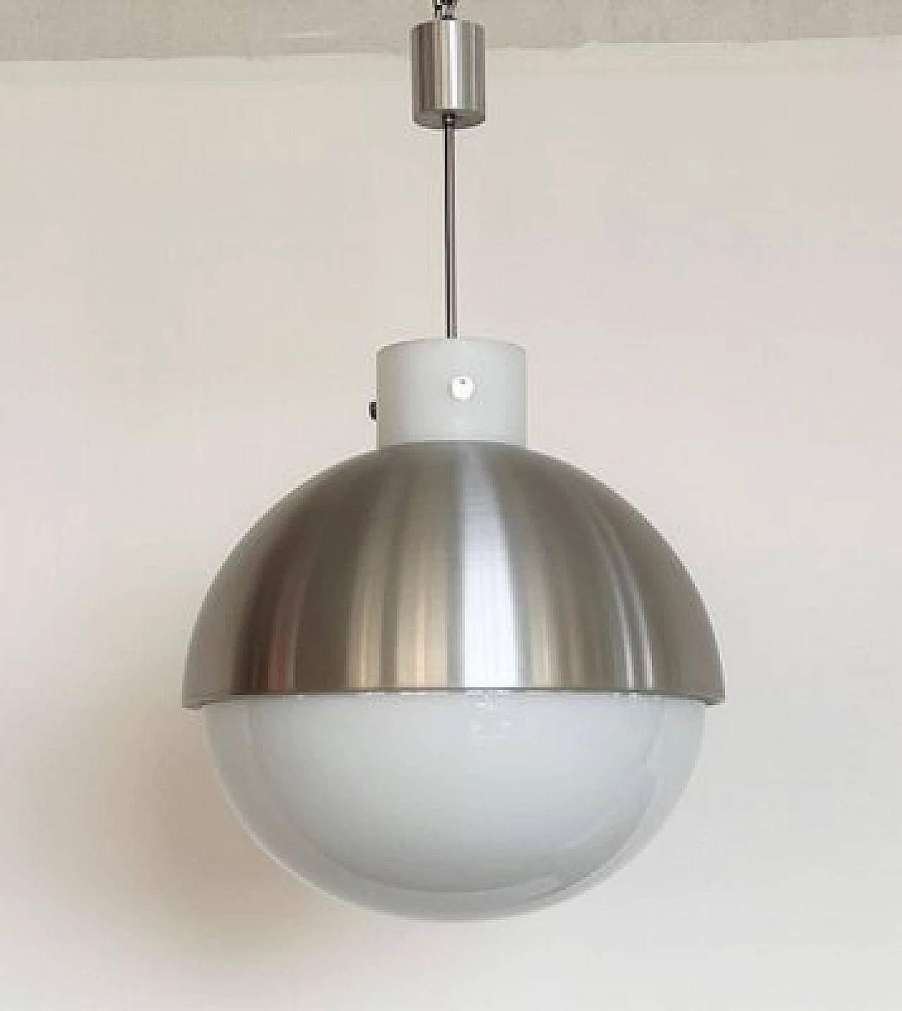 Coppia di lampadari sferici in alluminio e vetro bianco di Glashütte Limburg, anni '70 11