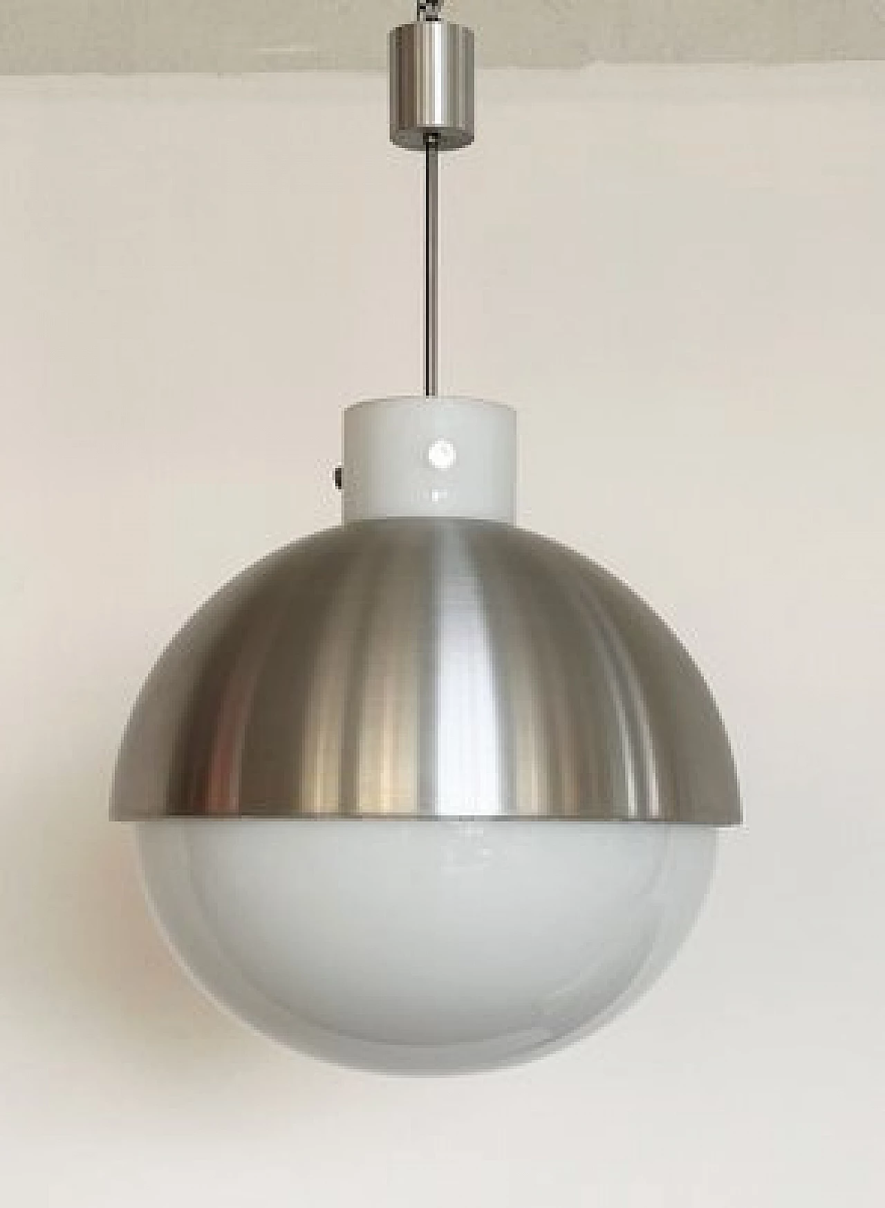 Coppia di lampadari sferici in alluminio e vetro bianco di Glashütte Limburg, anni '70 12