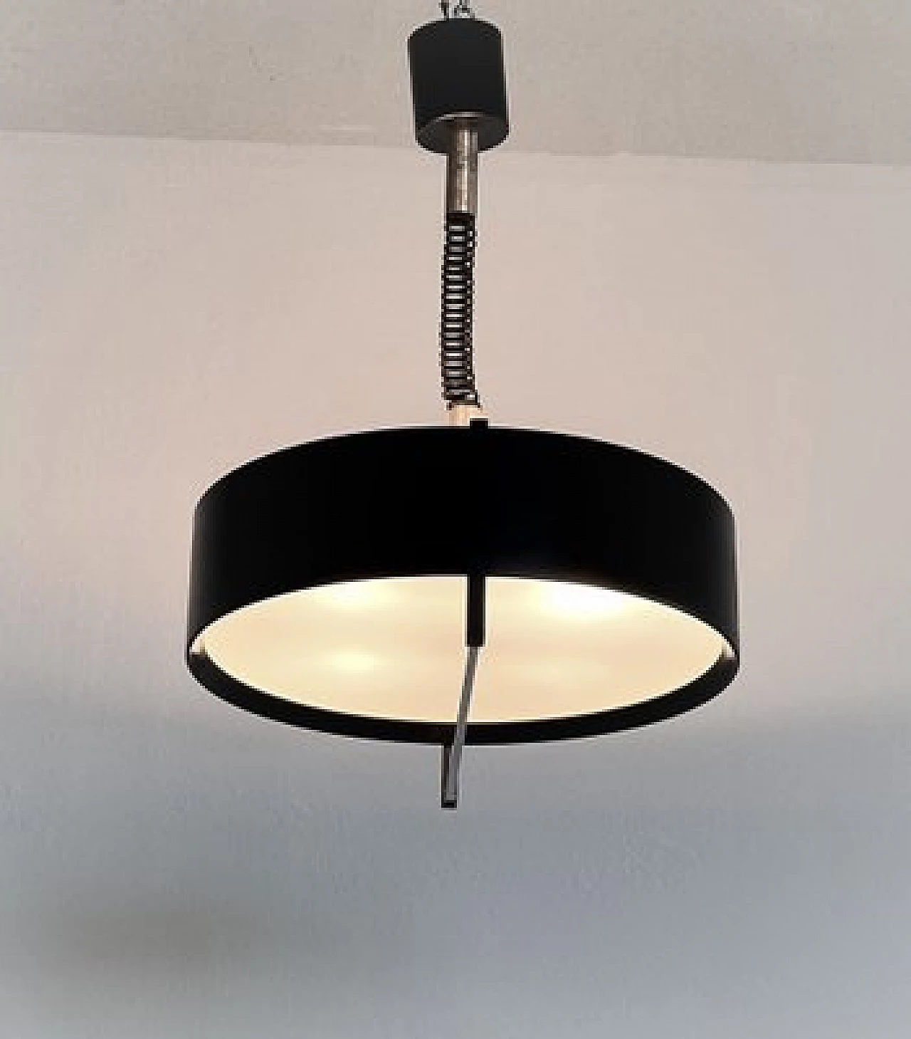 Lampadario in metallo verniciato nero in stile Stilnovo, anni '50 9