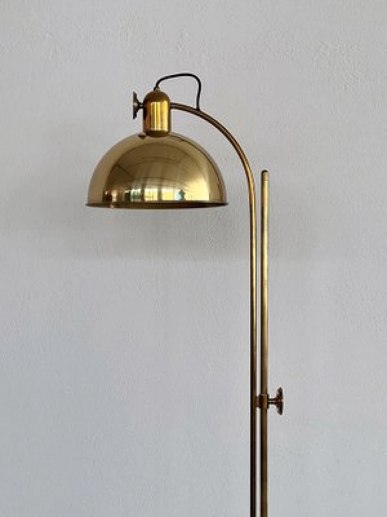 Lampada da terra regolabile in ottone massiccio di Florian Schulz, anni '70 2