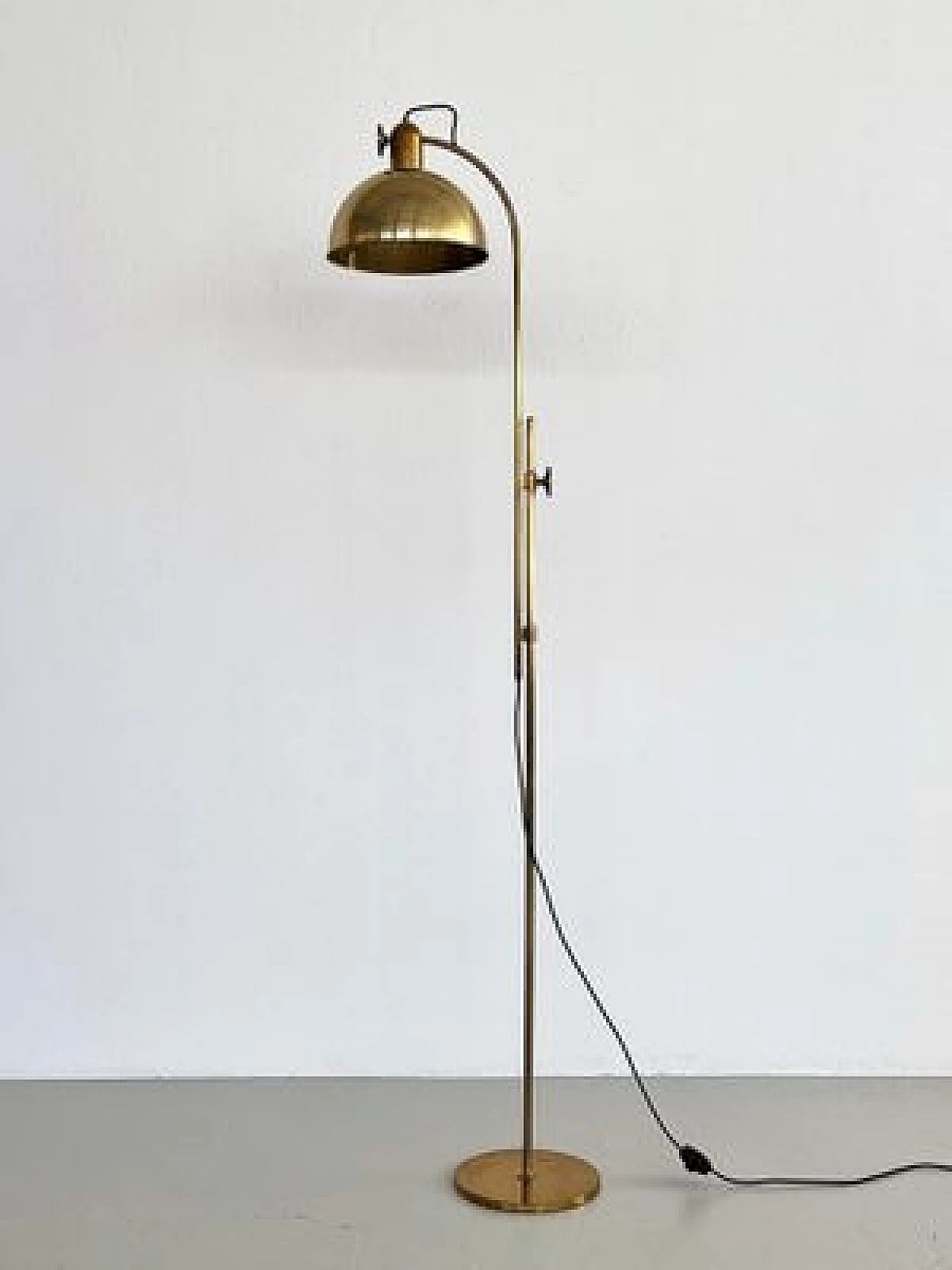 Lampada da terra regolabile in ottone massiccio di Florian Schulz, anni '70 10