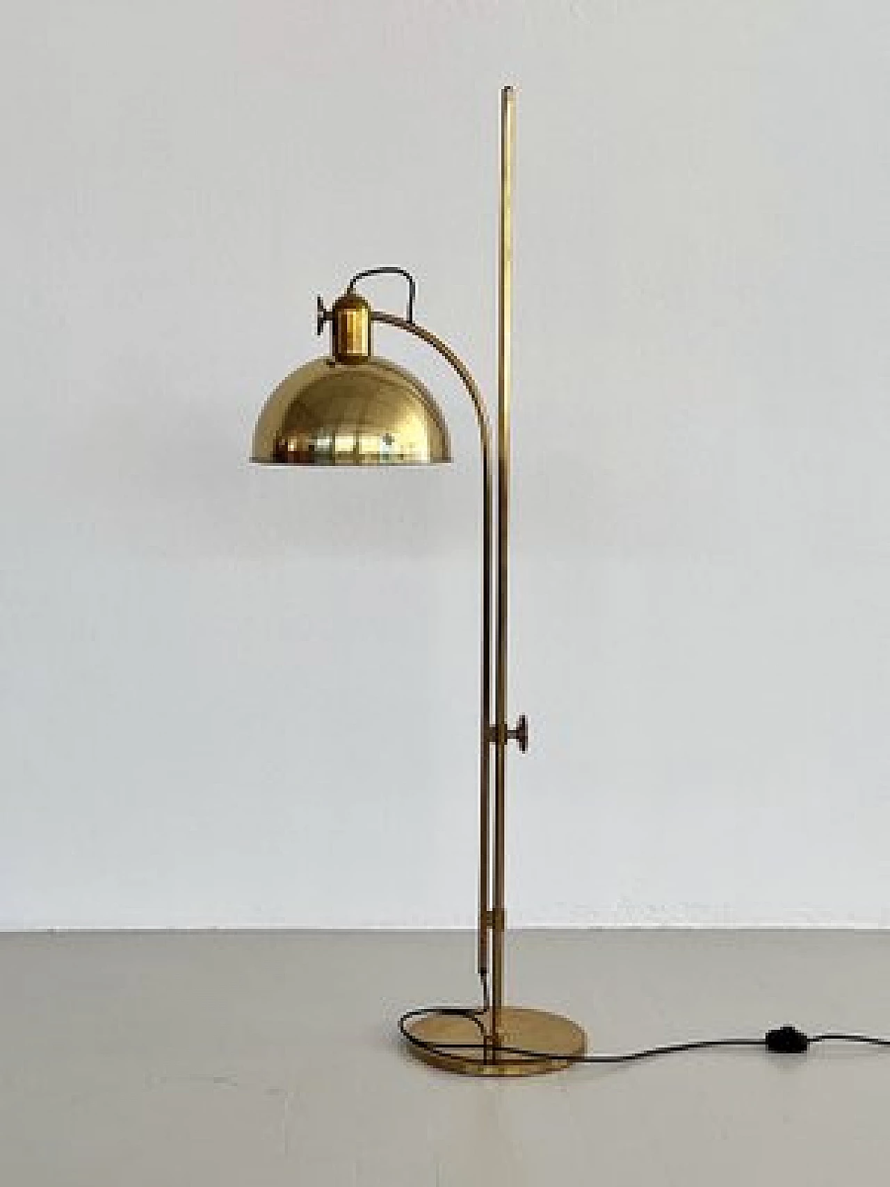 Lampada da terra regolabile in ottone massiccio di Florian Schulz, anni '70 11