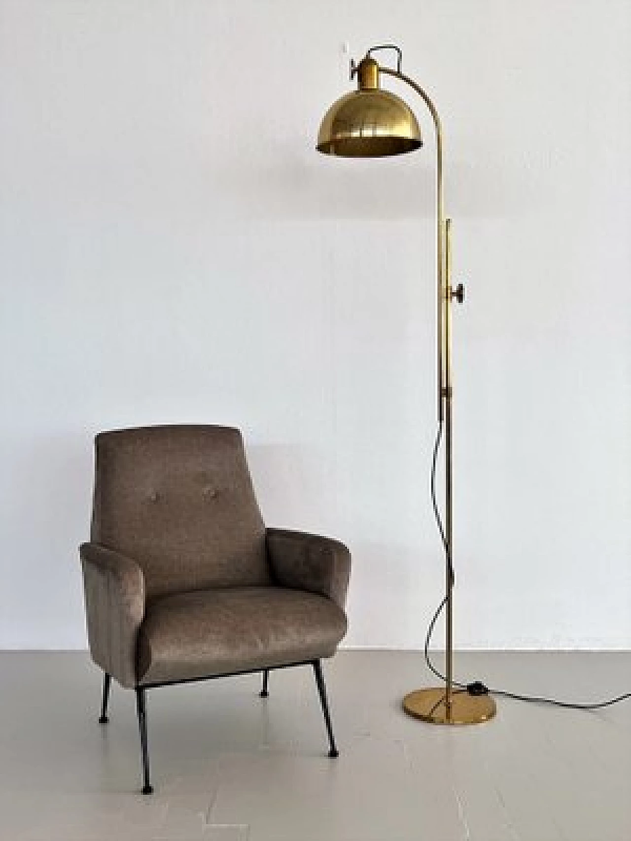 Lampada da terra regolabile in ottone massiccio di Florian Schulz, anni '70 12