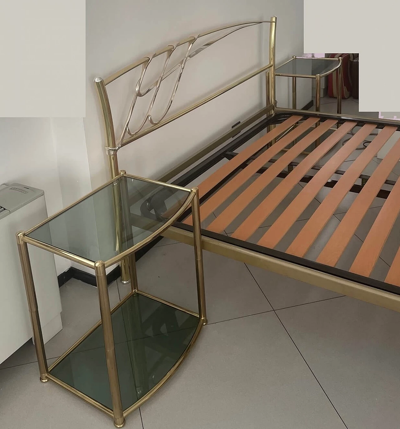 Double bed and pair of bedside tables in brass and glass, 1970s 2